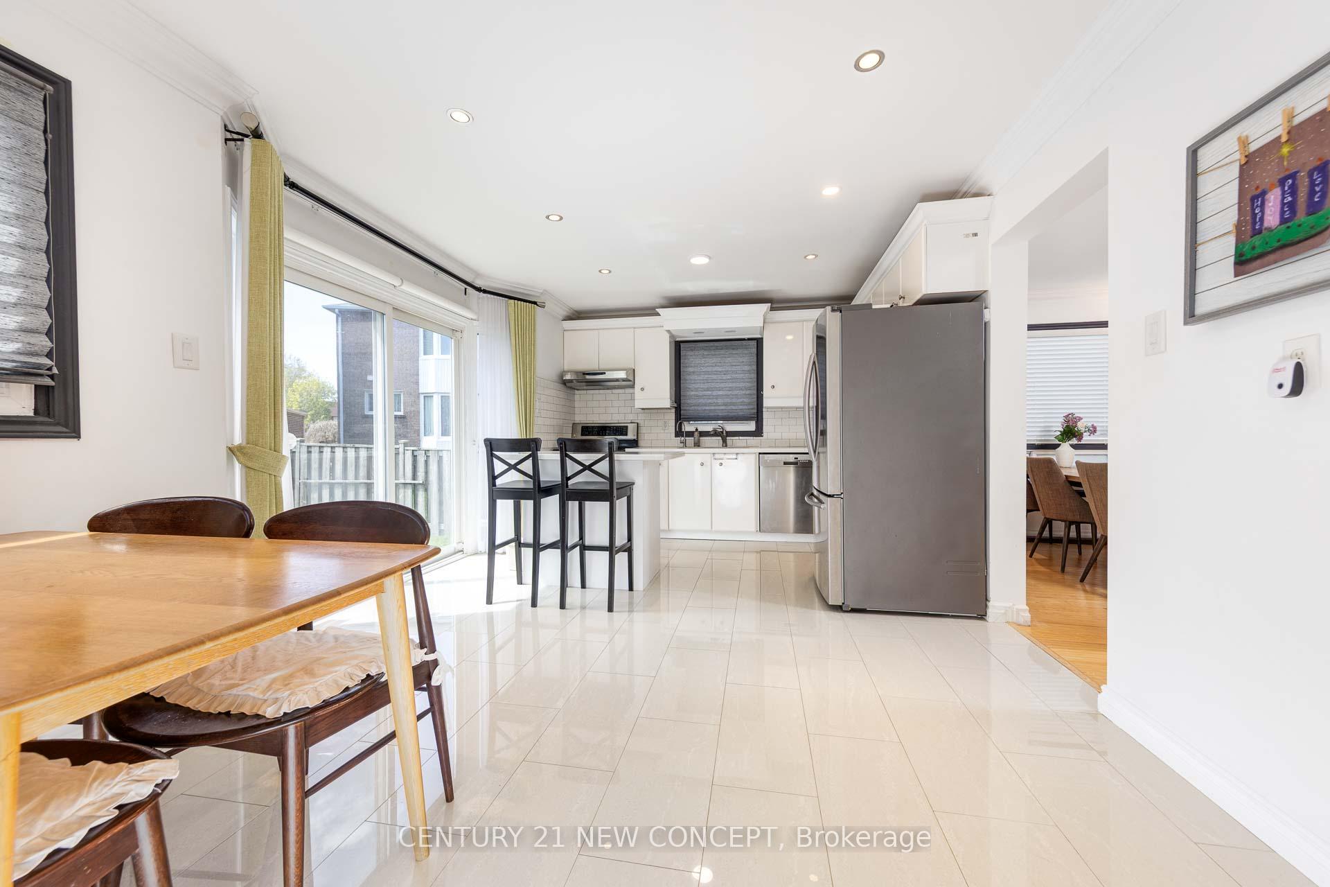 Photo 7 of 88 Bradbeer Crescent, Vaughan, Crestwood-Springfarm-Yorkhill — HOMEH