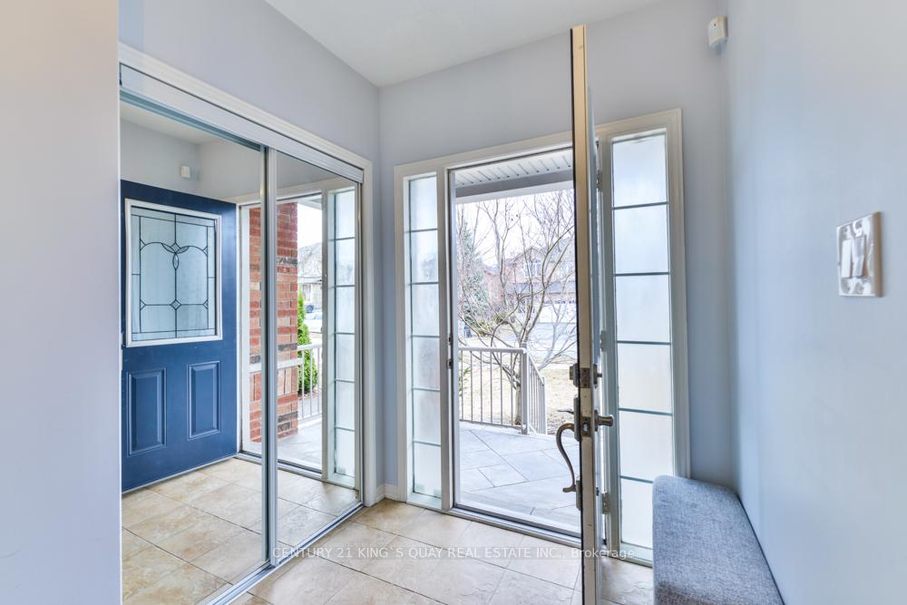 Photo 4 of 90 Barr Crescent, Aurora, Bayview Northeast — HOMEH