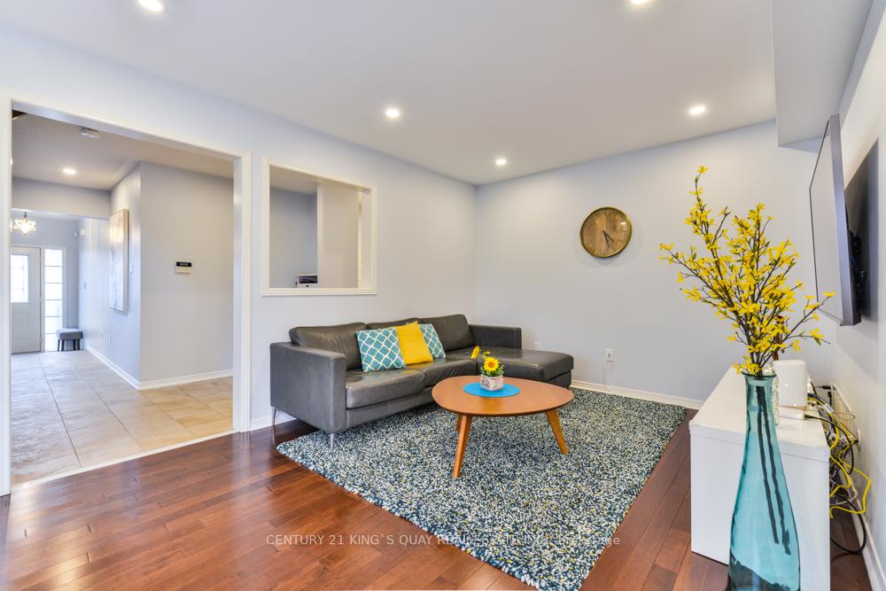 Photo 12 of 90 Barr Crescent, Aurora, Bayview Northeast — HOMEH