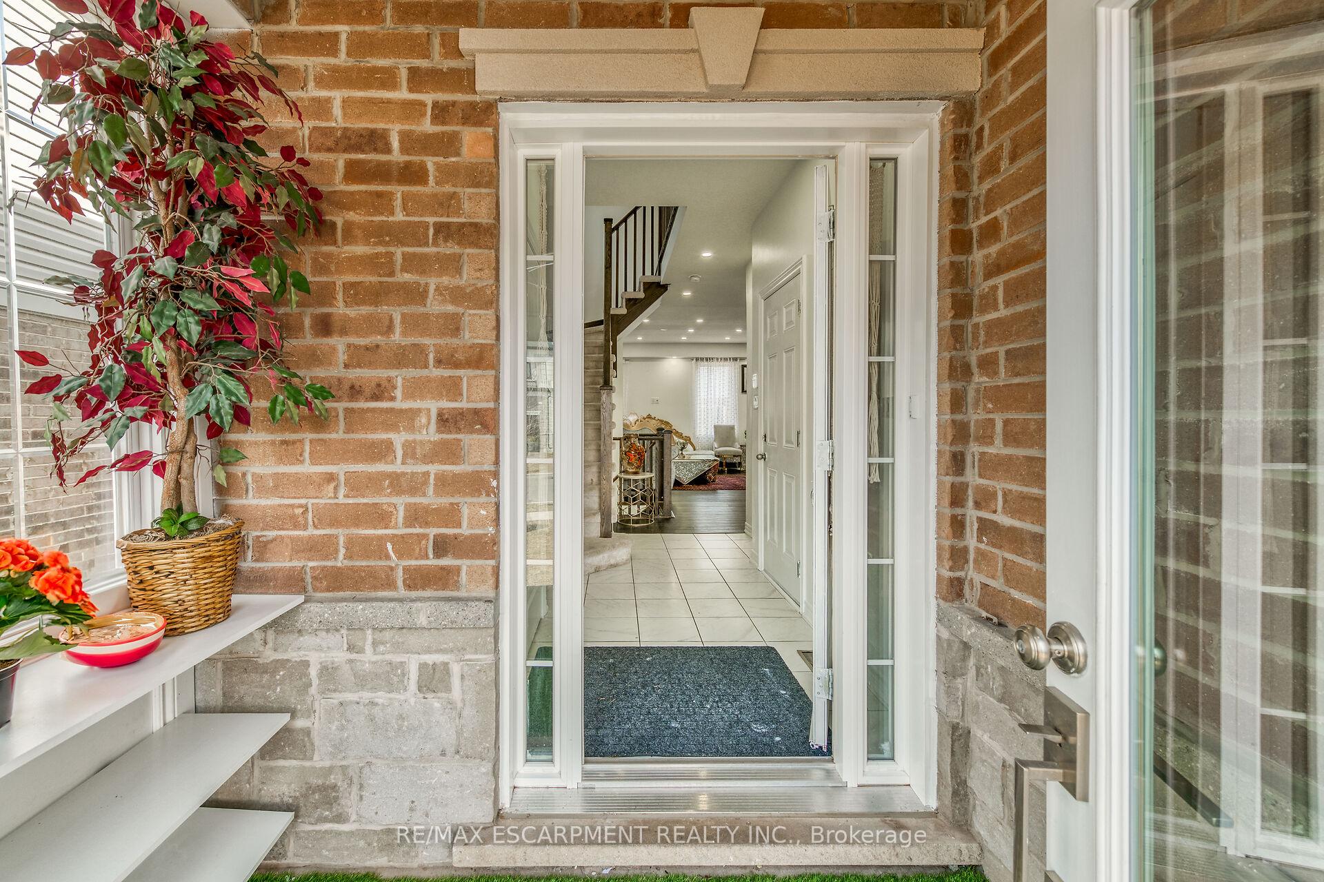 Photo 3 of 47 Sauvignon Crescent, Hamilton, Fruitland — HOMEH