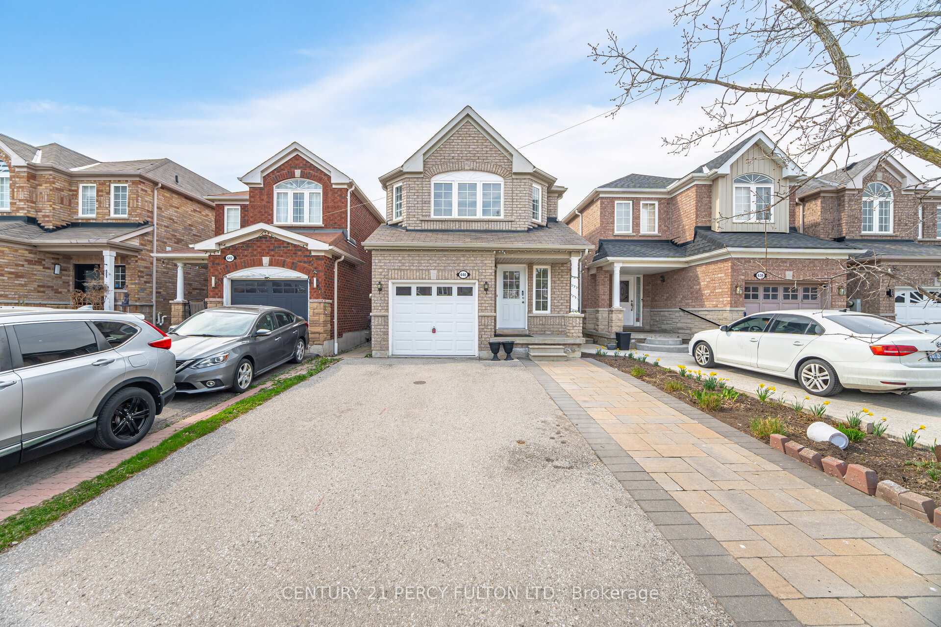 Photo 2 of 640 Sunbird Trail, Pickering, Amberlea — HOMEH