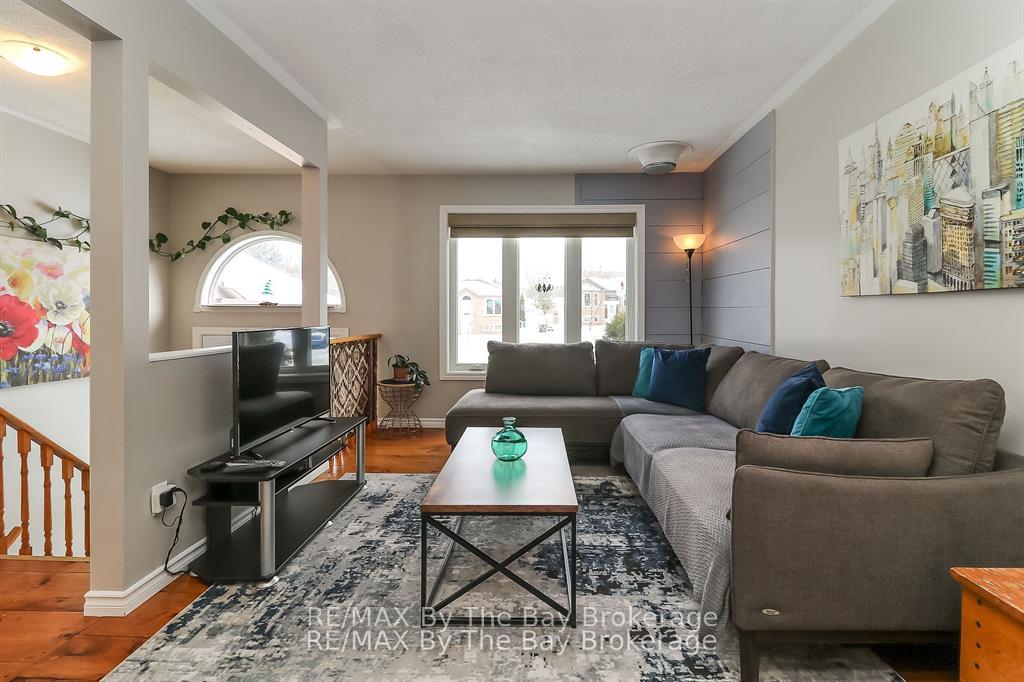 Photo 4 of 94 Leo Boulevard, Wasaga Beach — HOMEH