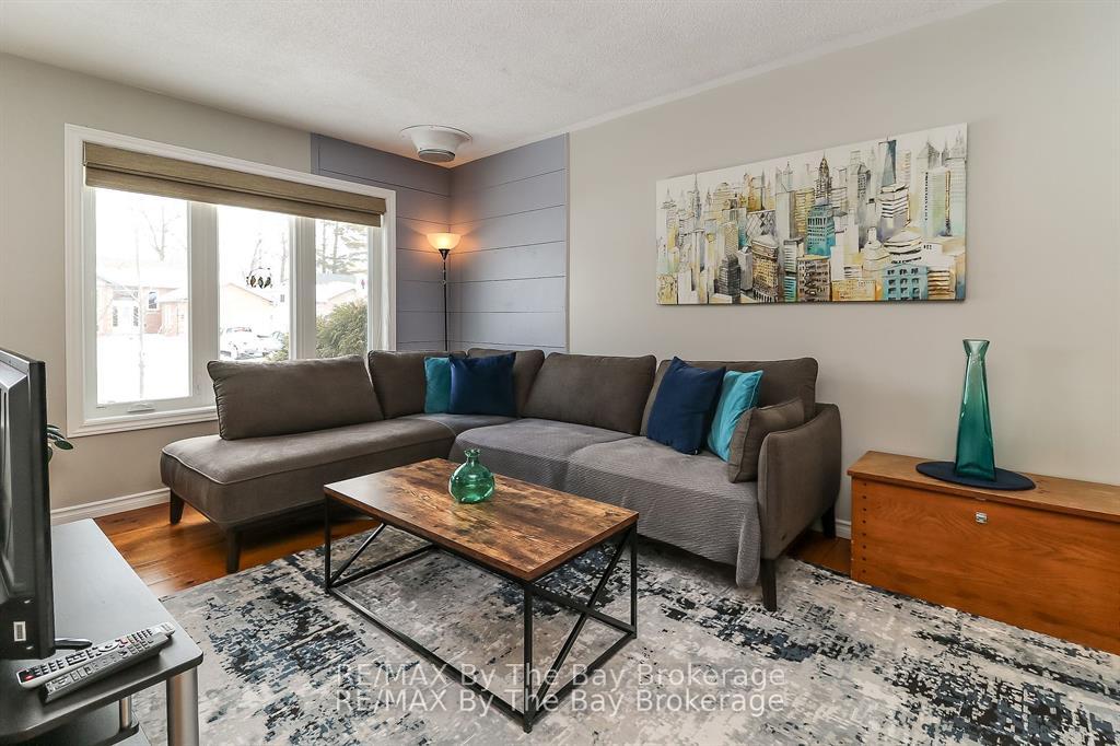 Photo 8 of 94 Leo Boulevard, Wasaga Beach — HOMEH