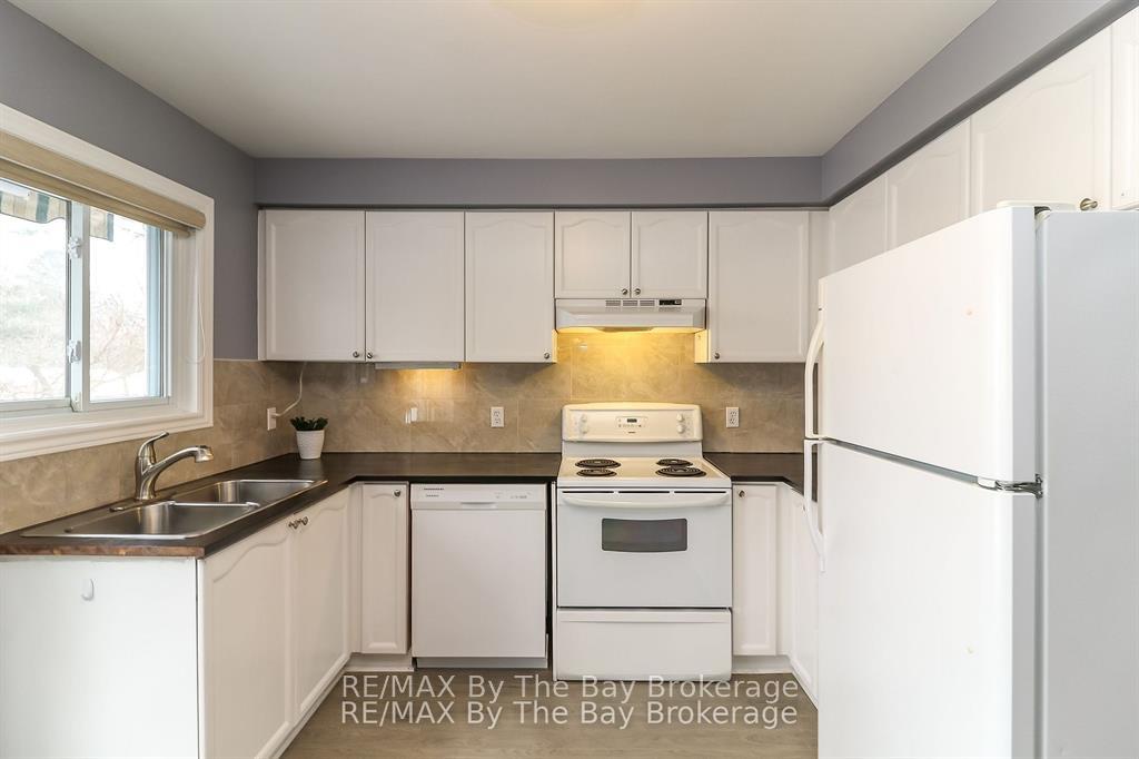 Photo 11 of 94 Leo Boulevard, Wasaga Beach — HOMEH