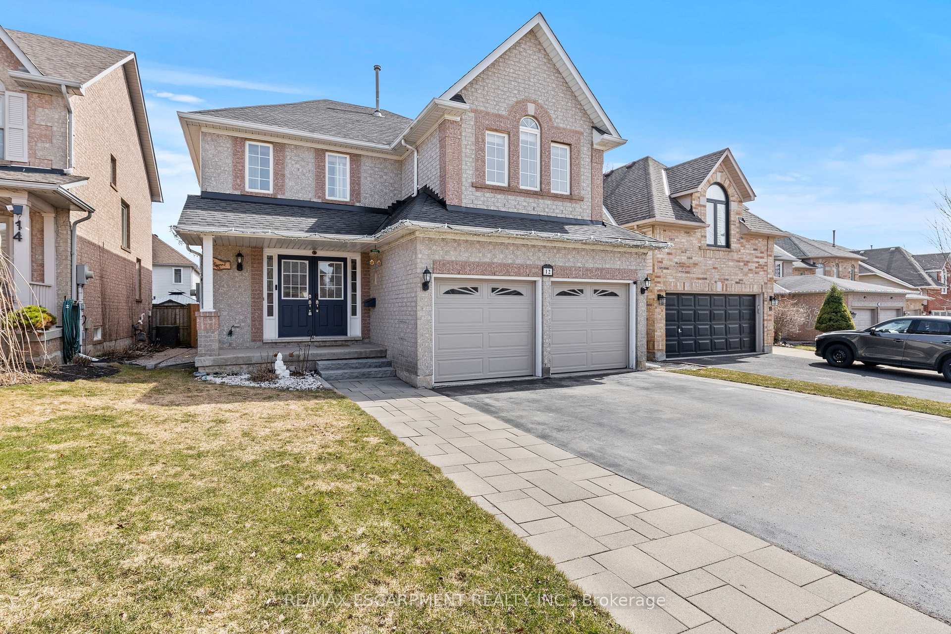 Photo 3 of 12 Strathroy Crescent, Hamilton, Waterdown — HOMEH