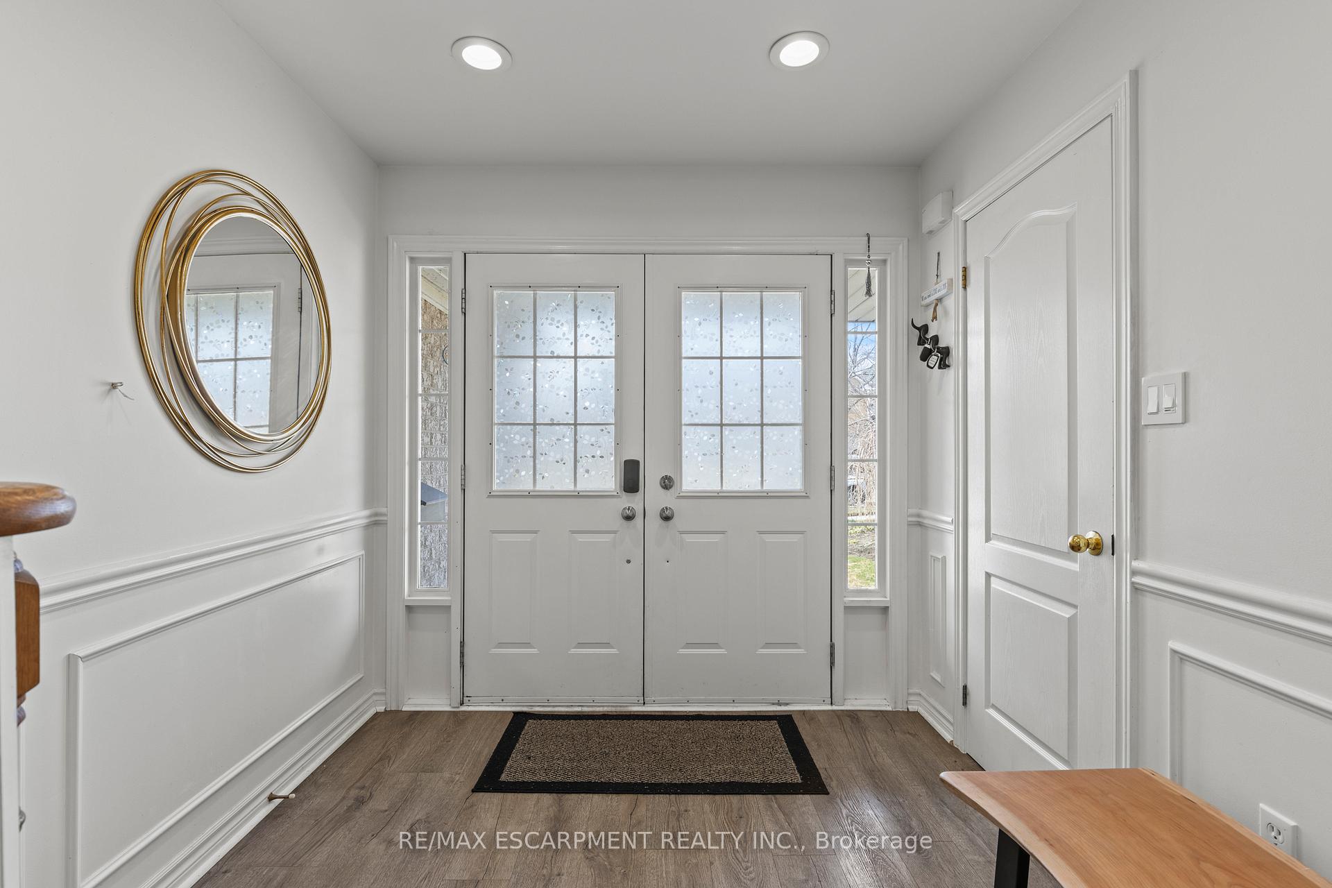 Photo 8 of 12 Strathroy Crescent, Hamilton, Waterdown — HOMEH