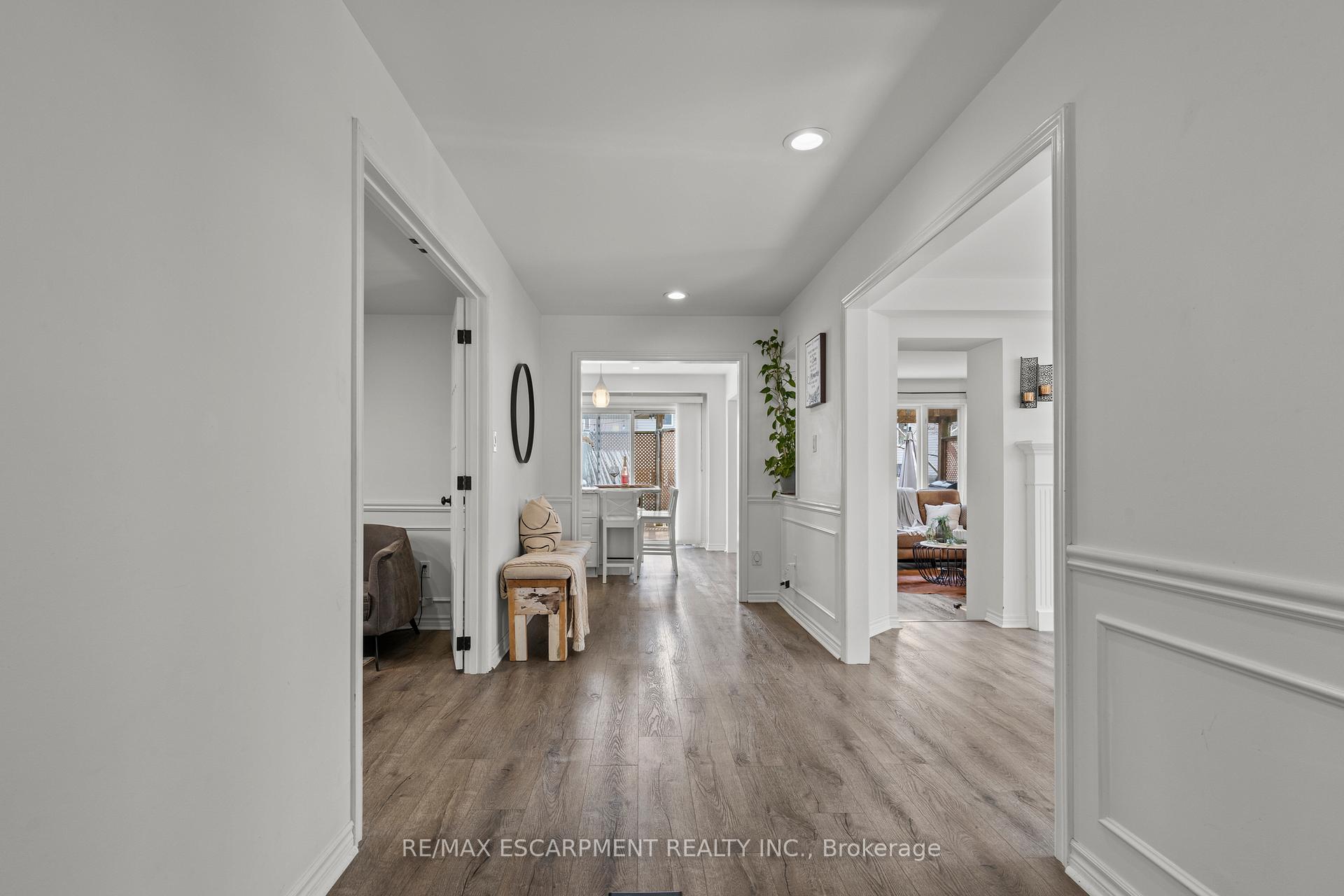 Photo 5 of 12 Strathroy Crescent, Hamilton, Waterdown — HOMEH