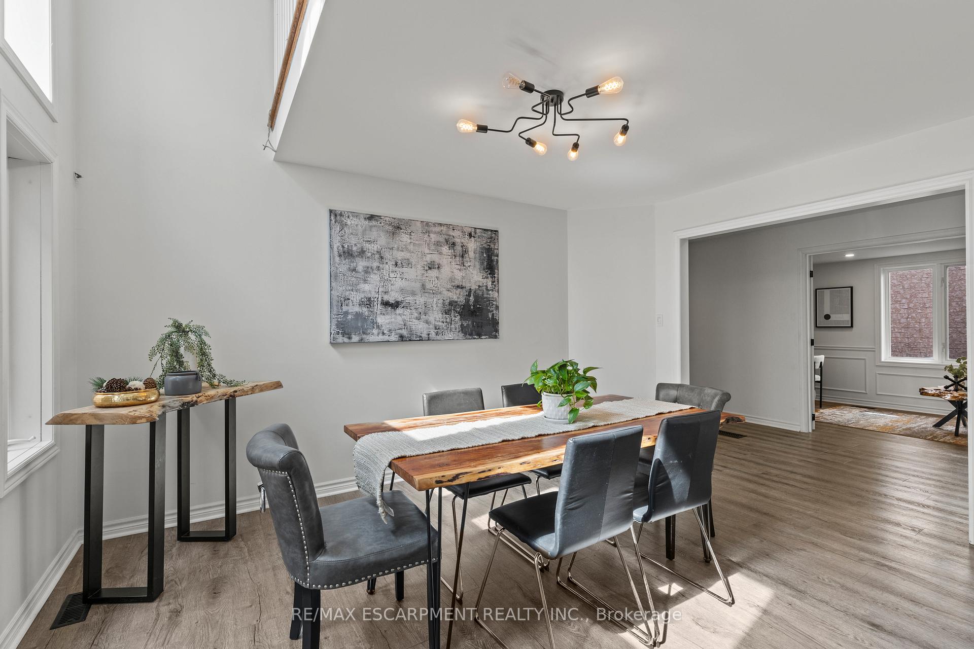 Photo 9 of 12 Strathroy Crescent, Hamilton, Waterdown — HOMEH