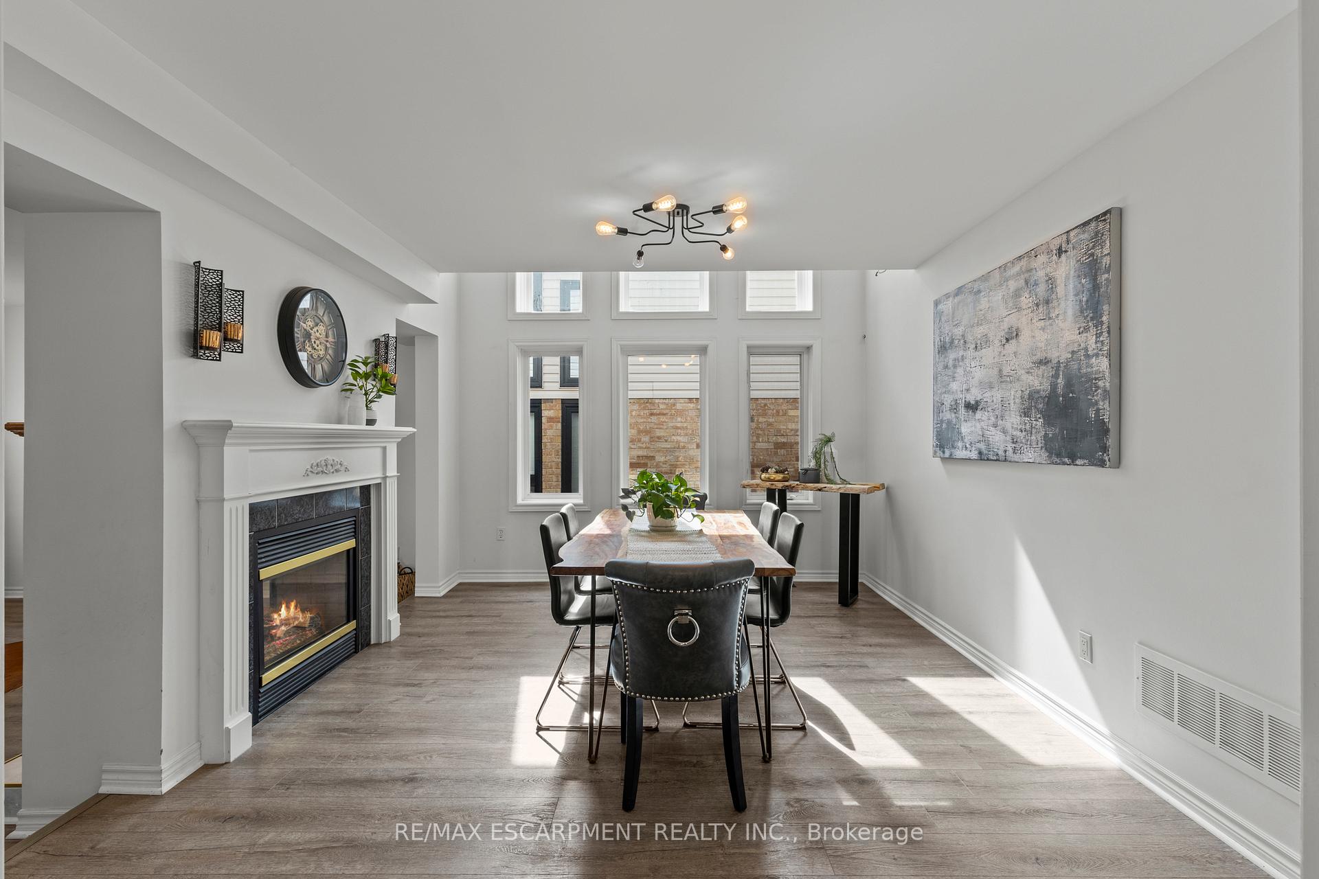 Photo 11 of 12 Strathroy Crescent, Hamilton, Waterdown — HOMEH