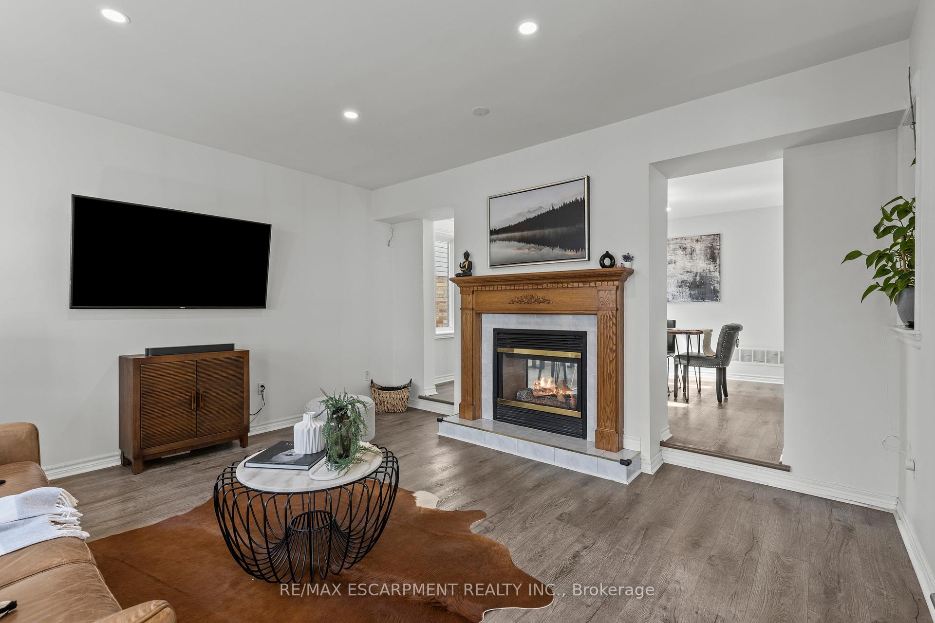 Photo 10 of 12 Strathroy Crescent, Hamilton, Waterdown — HOMEH