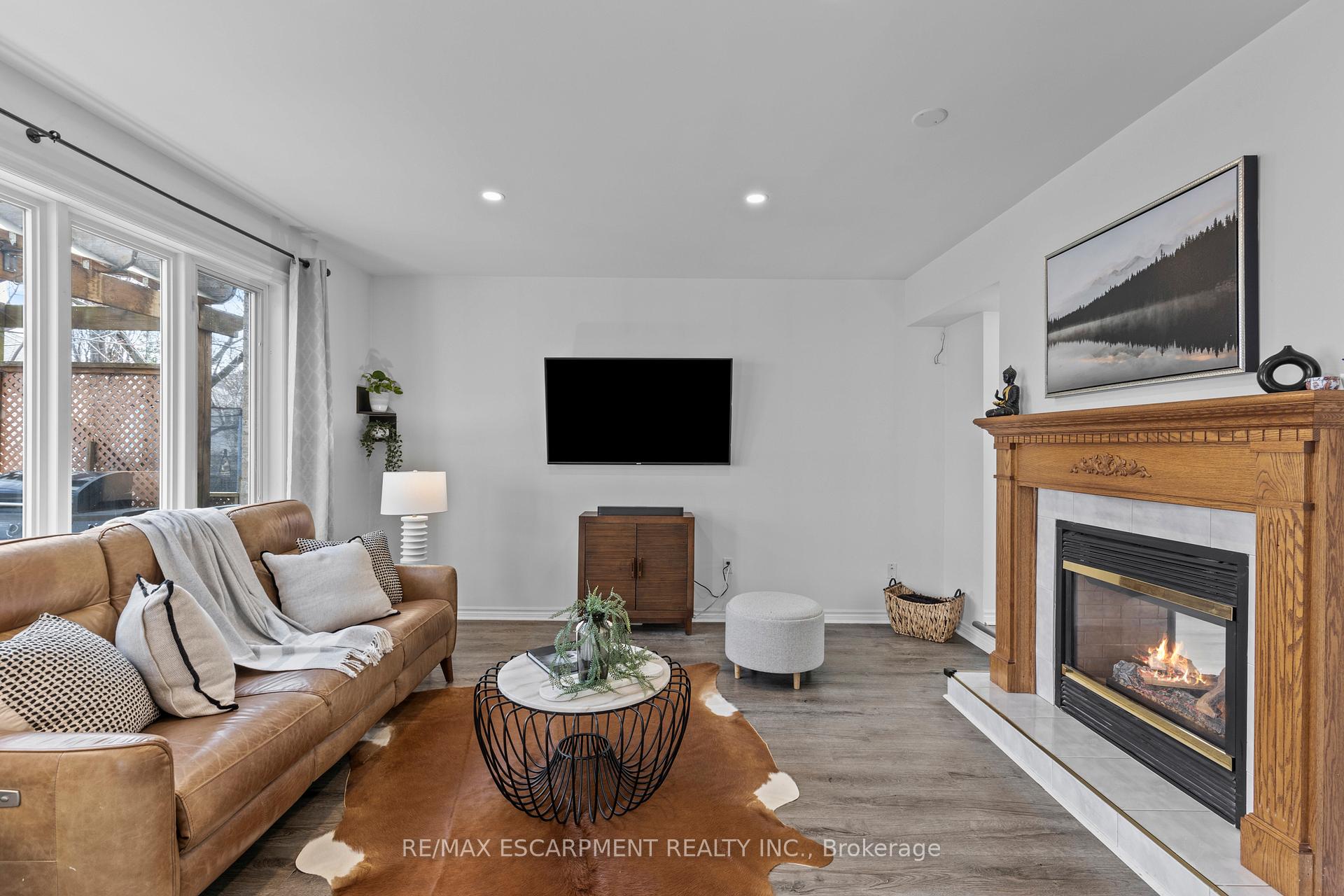 Photo 12 of 12 Strathroy Crescent, Hamilton, Waterdown — HOMEH