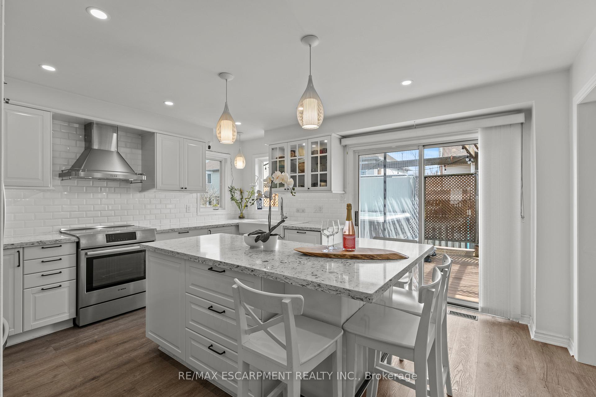 Photo 14 of 12 Strathroy Crescent, Hamilton, Waterdown — HOMEH