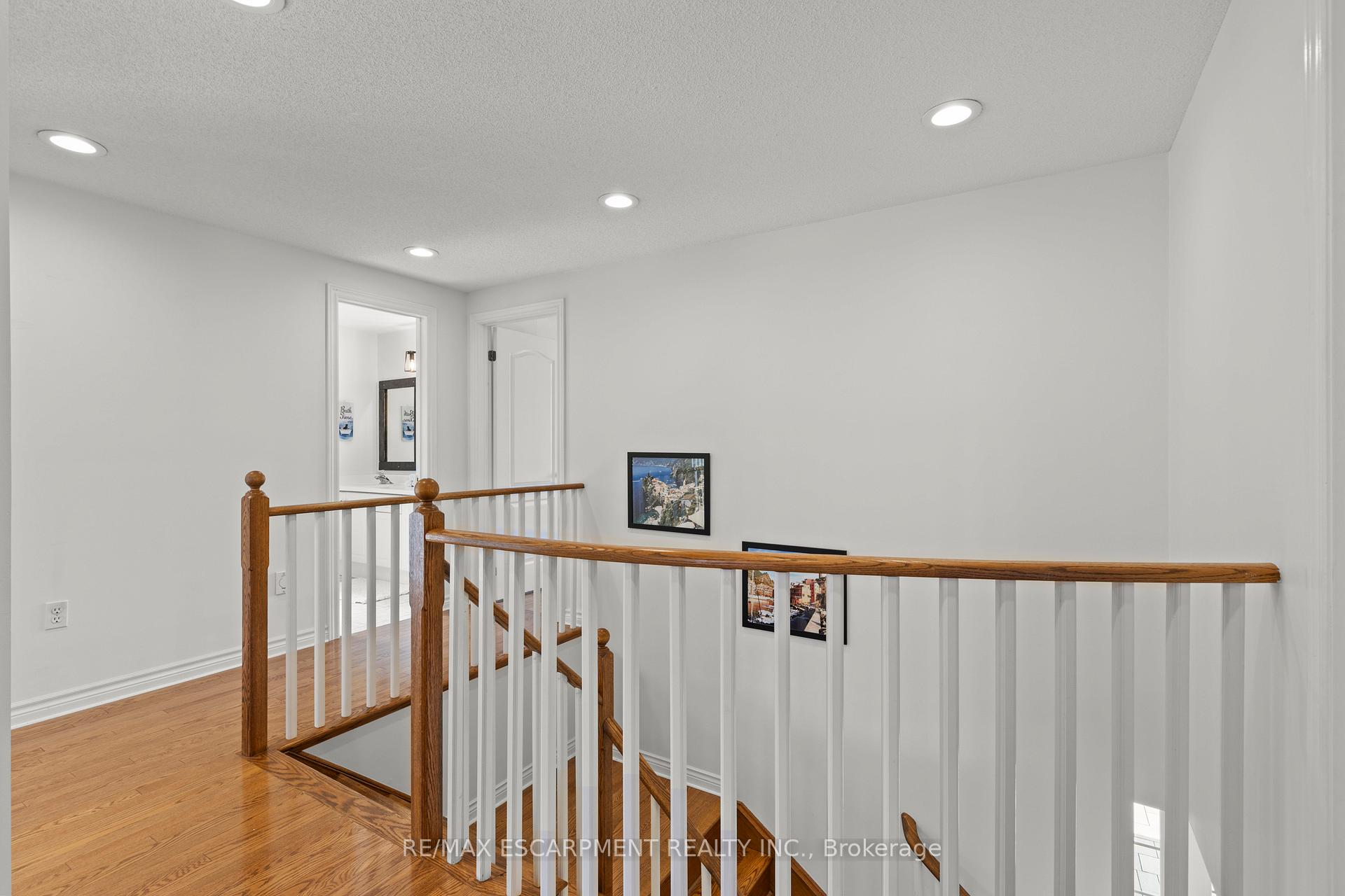 Photo 19 of 12 Strathroy Crescent, Hamilton, Waterdown — HOMEH