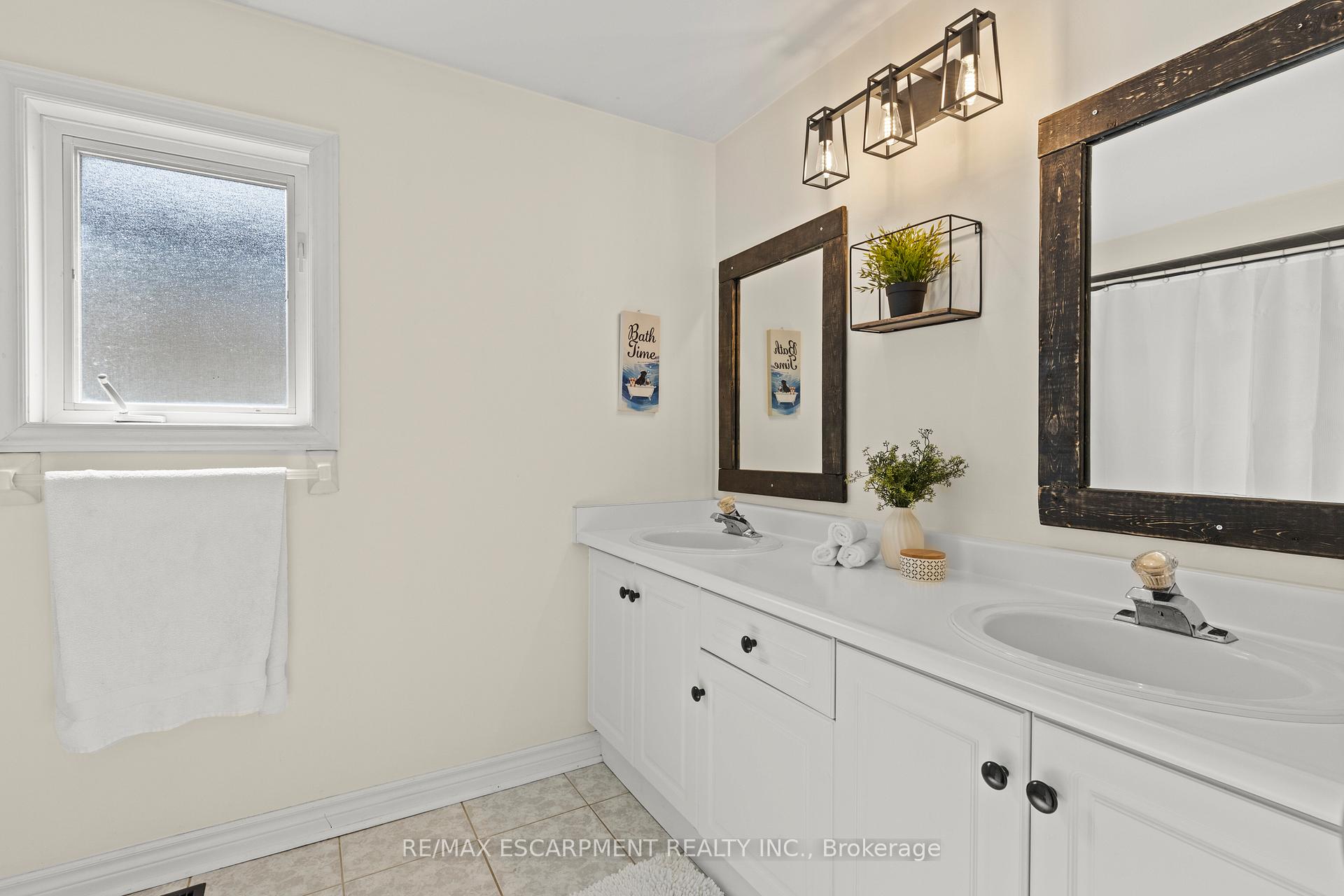 Photo 29 of 12 Strathroy Crescent, Hamilton, Waterdown — HOMEH
