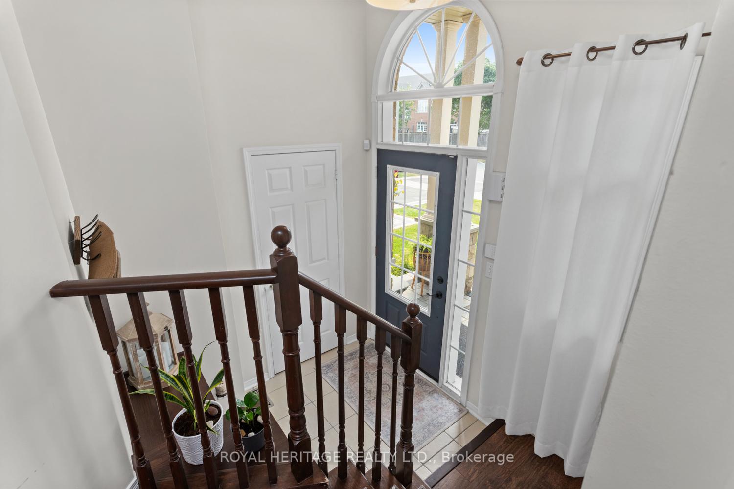 Photo 4 of 11 Piper Crescent, Clarington, Bowmanville — HOMEH