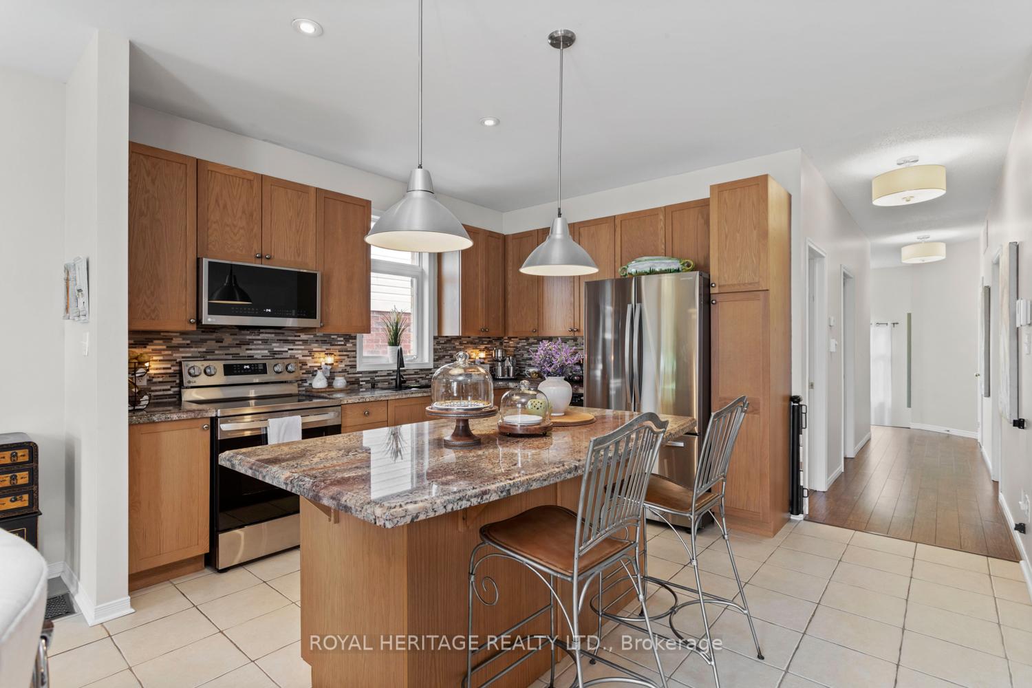 Photo 5 of 11 Piper Crescent, Clarington, Bowmanville — HOMEH