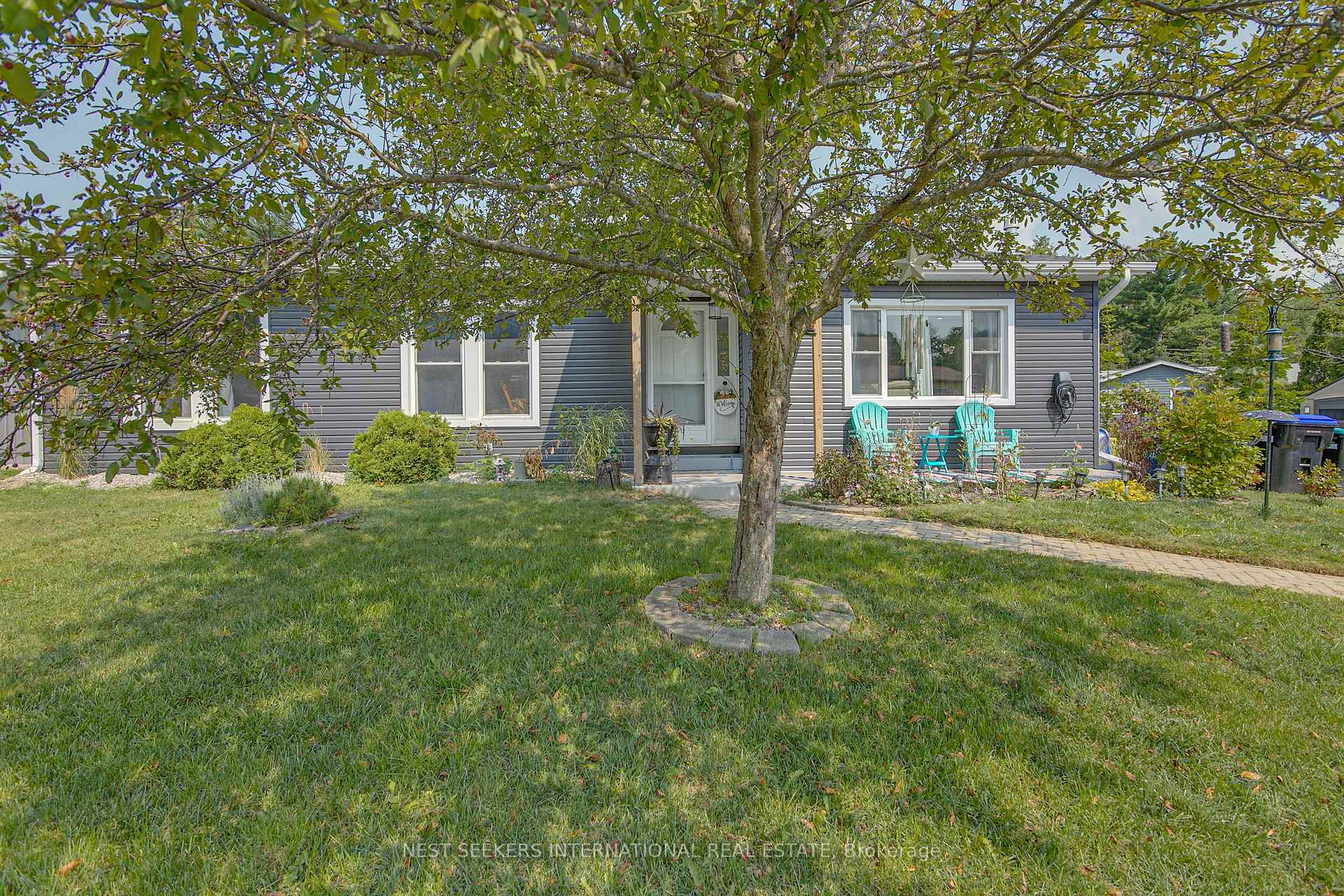 Photo 2 of 16 Sunset Drive, Innisfil, Rural Innisfil — HOMEH
