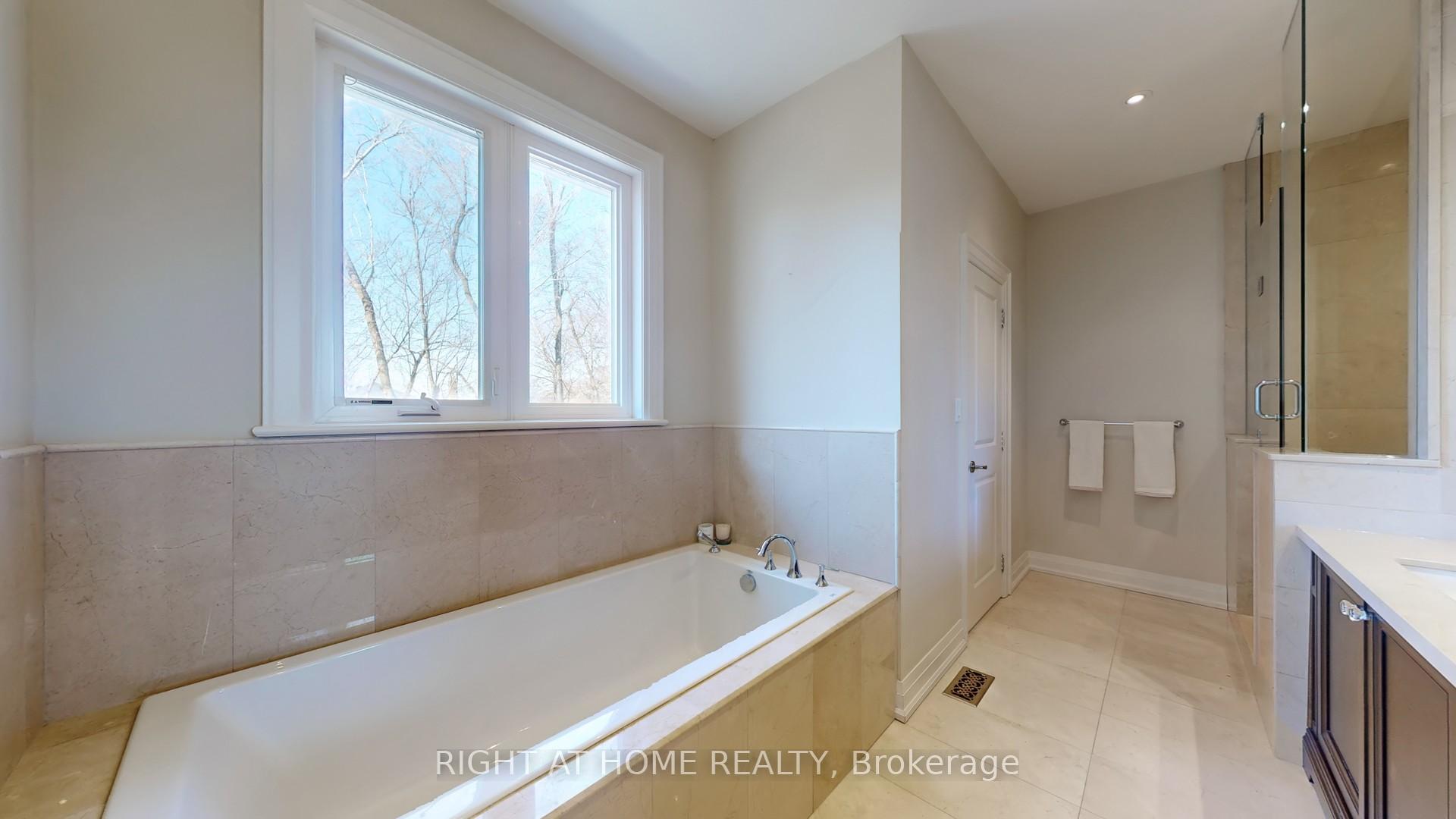 Photo 18 of 84 Roberta Drive, Toronto, Englemount-Lawrence — HOMEH
