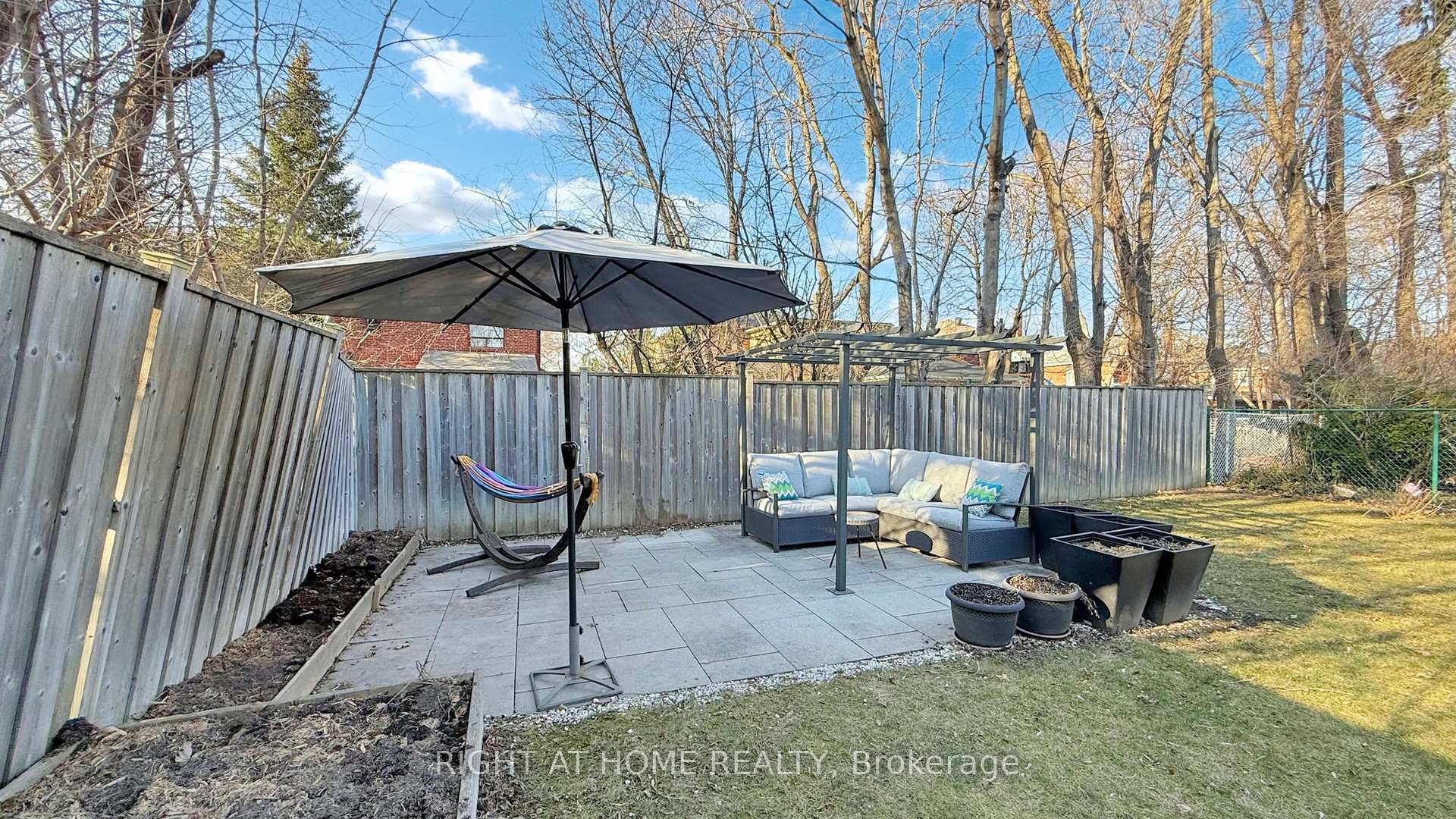 Photo 36 of 84 Roberta Drive, Toronto, Englemount-Lawrence — HOMEH
