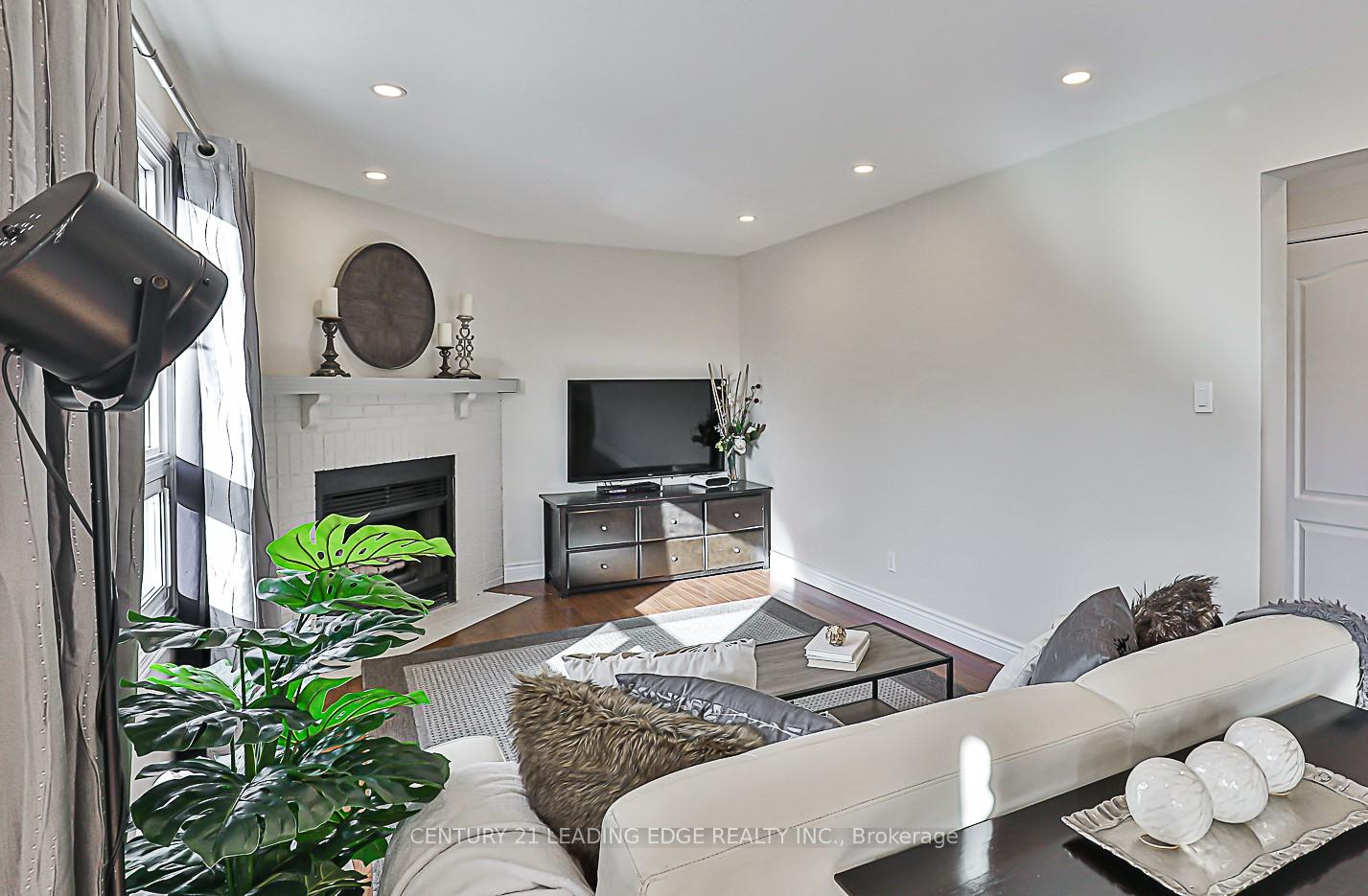 Photo 14 of 724 Barnes Crescent, Oshawa, Northglen — HOMEH