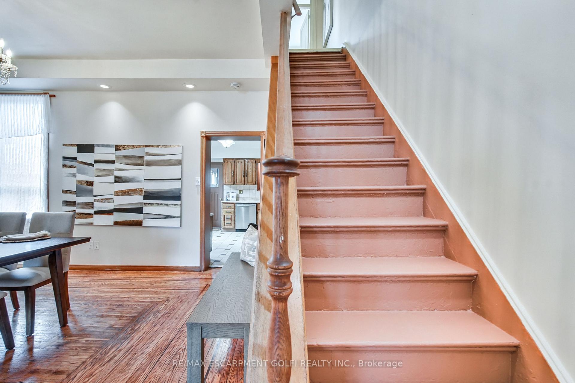 Photo 8 of 15 Picton Street W, Hamilton, Strathcona — HOMEH