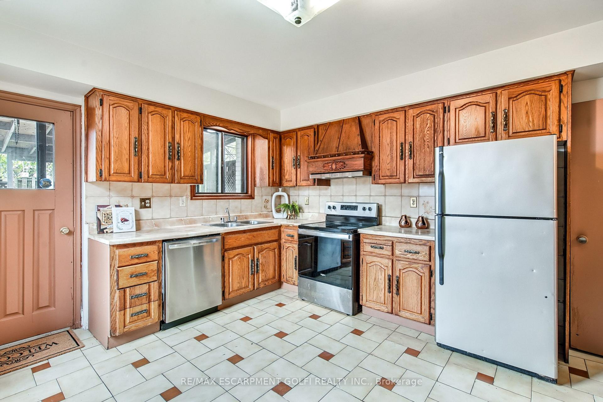 Photo 12 of 15 Picton Street W, Hamilton, Strathcona — HOMEH