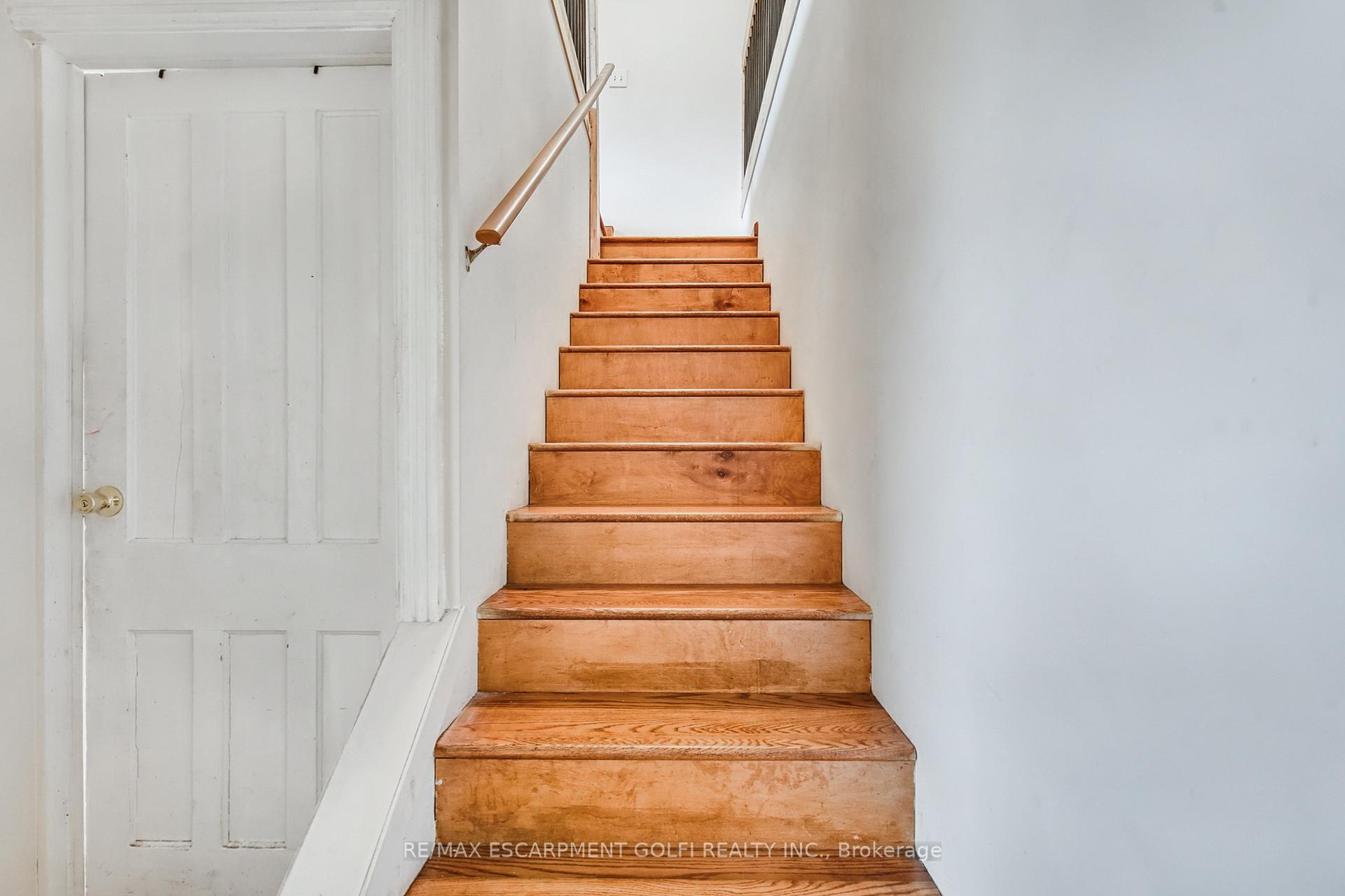 Photo 23 of 15 Picton Street W, Hamilton, Strathcona — HOMEH