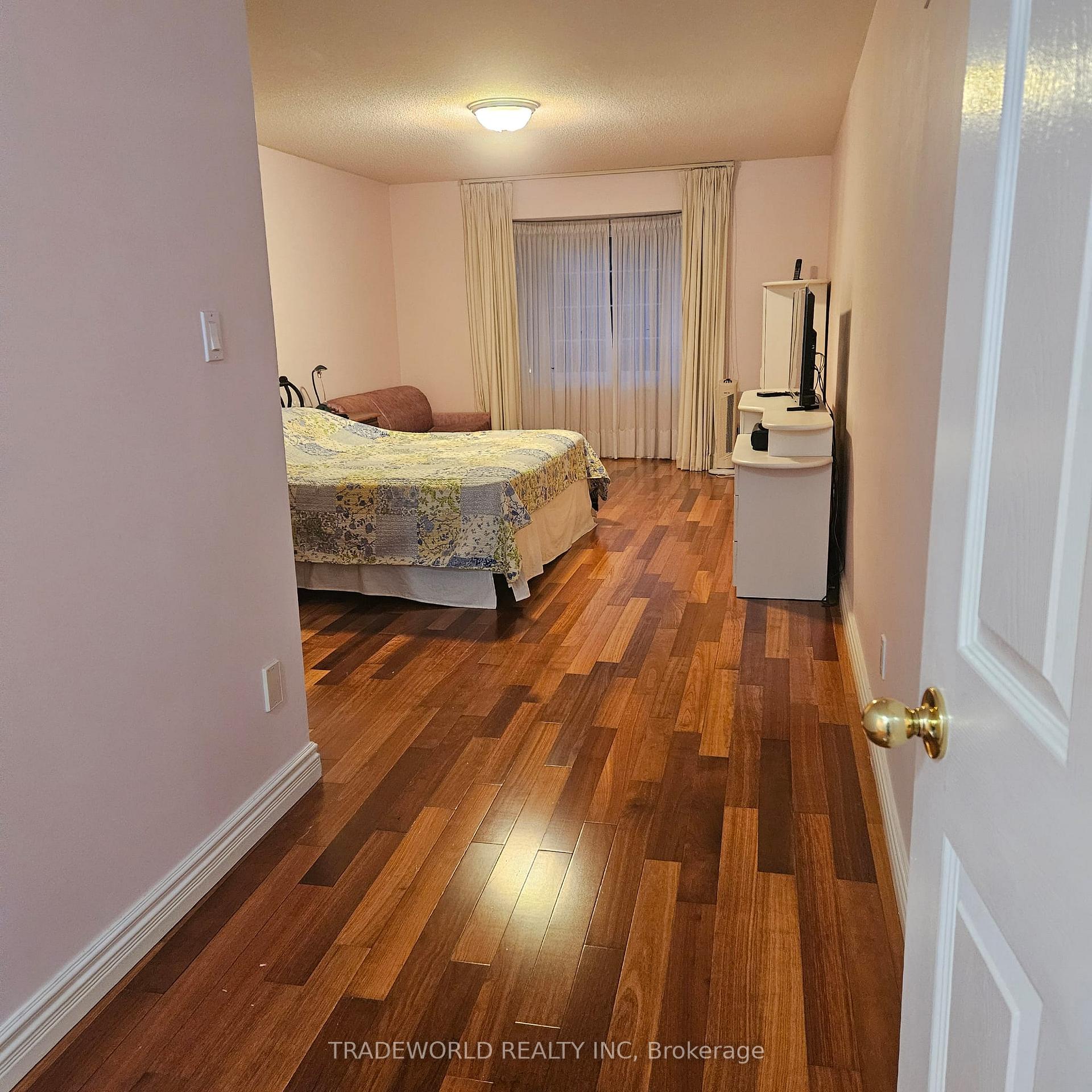 Photo 13 of 110 Fitzgerald Avenue, Markham, Unionville — HOMEH