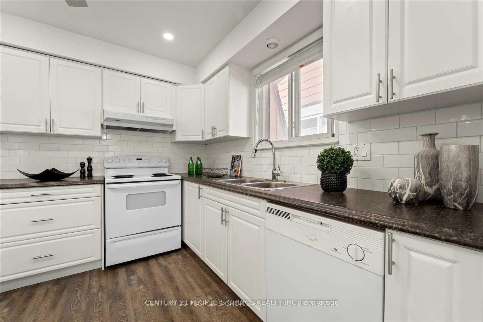 Photo 16 of 10 Deerpark Drive, Barrie, Cundles East — HOMEH