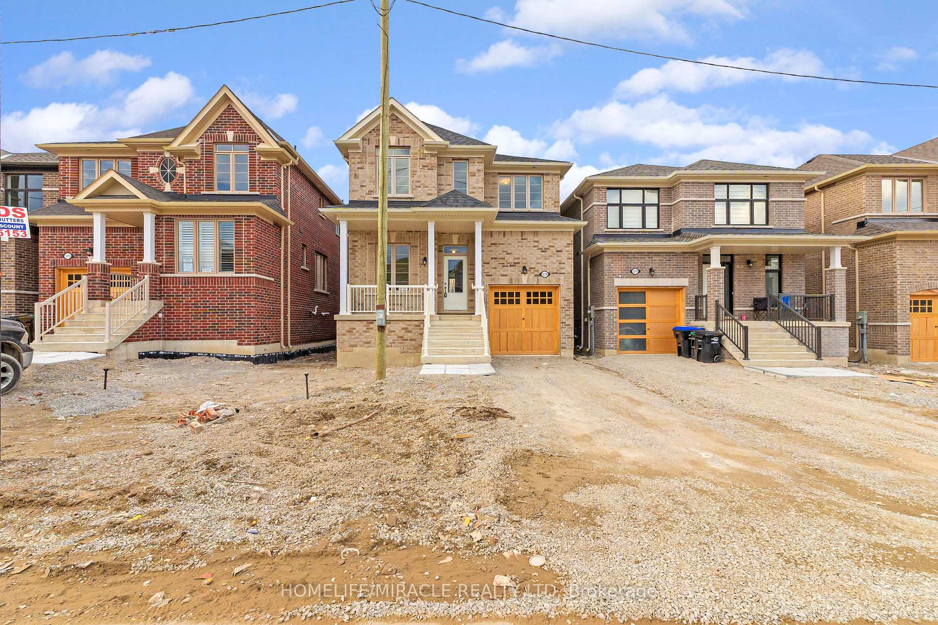 Photo 3 of 1274 Davis Loop, Innisfil, Lefroy — HOMEH