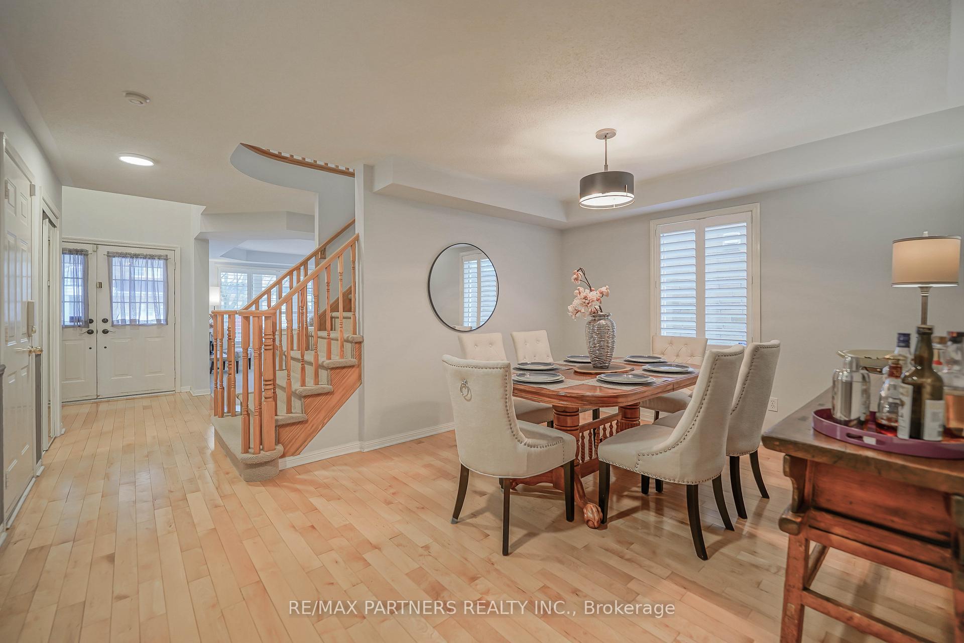 Photo 7 of 4 Tower Bridge Crescent, Markham, Berczy — HOMEH
