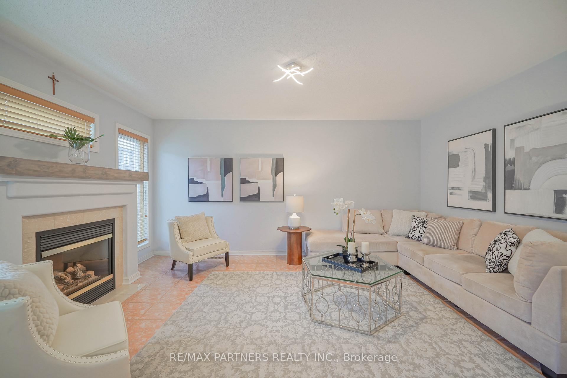 Photo 8 of 4 Tower Bridge Crescent, Markham, Berczy — HOMEH