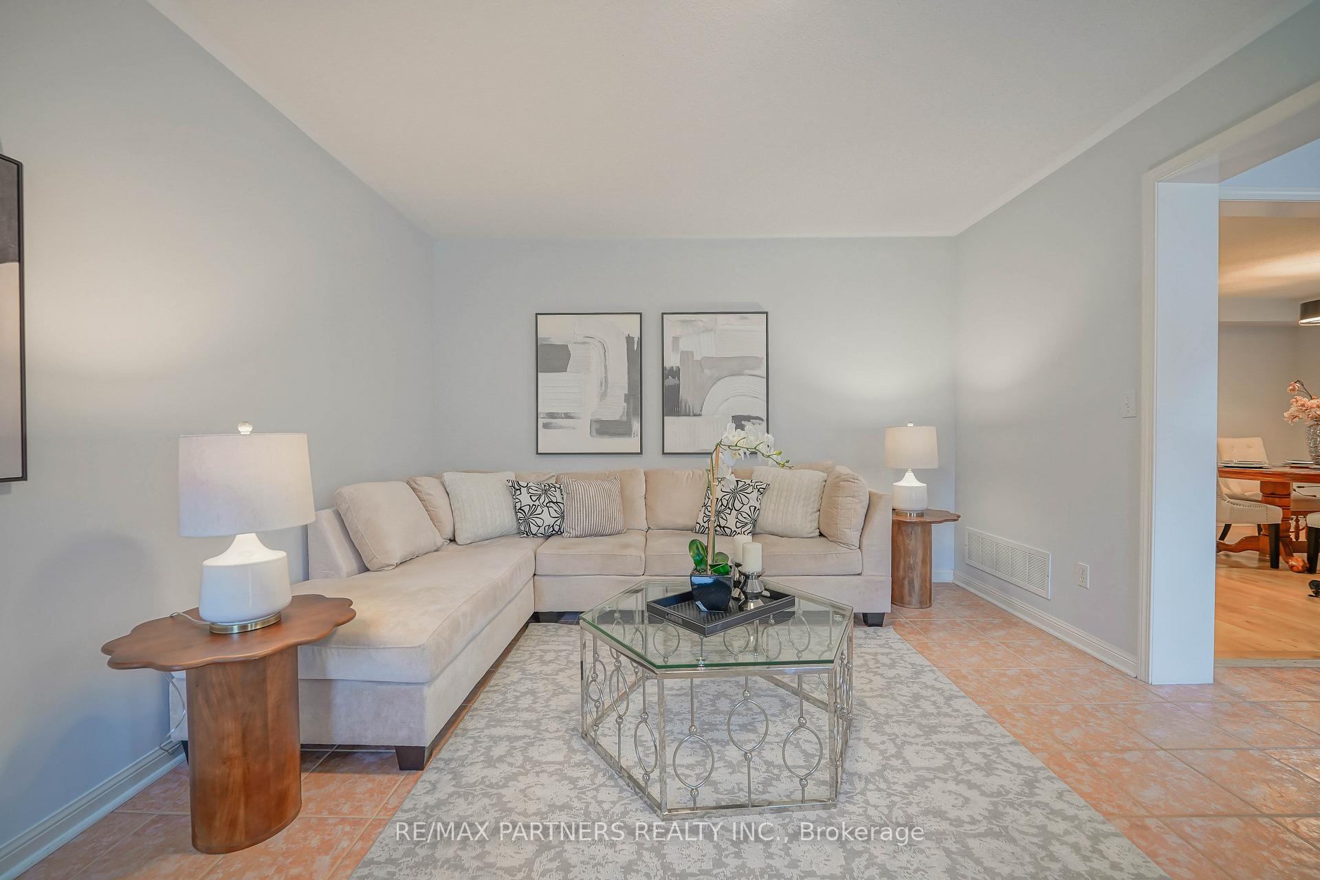 Photo 16 of 4 Tower Bridge Crescent, Markham, Berczy — HOMEH