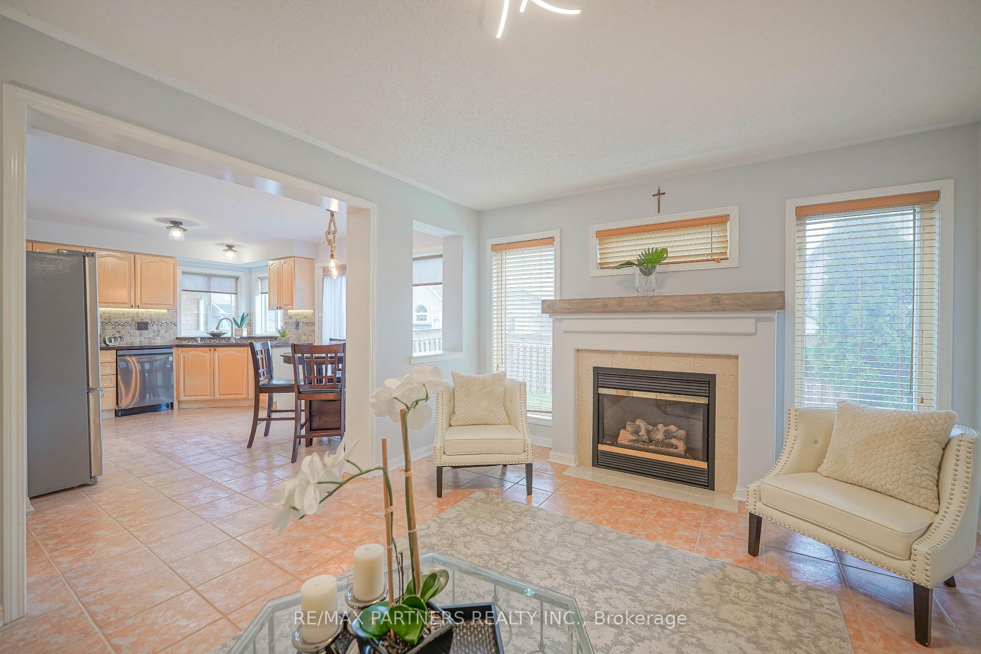 Photo 10 of 4 Tower Bridge Crescent, Markham, Berczy — HOMEH