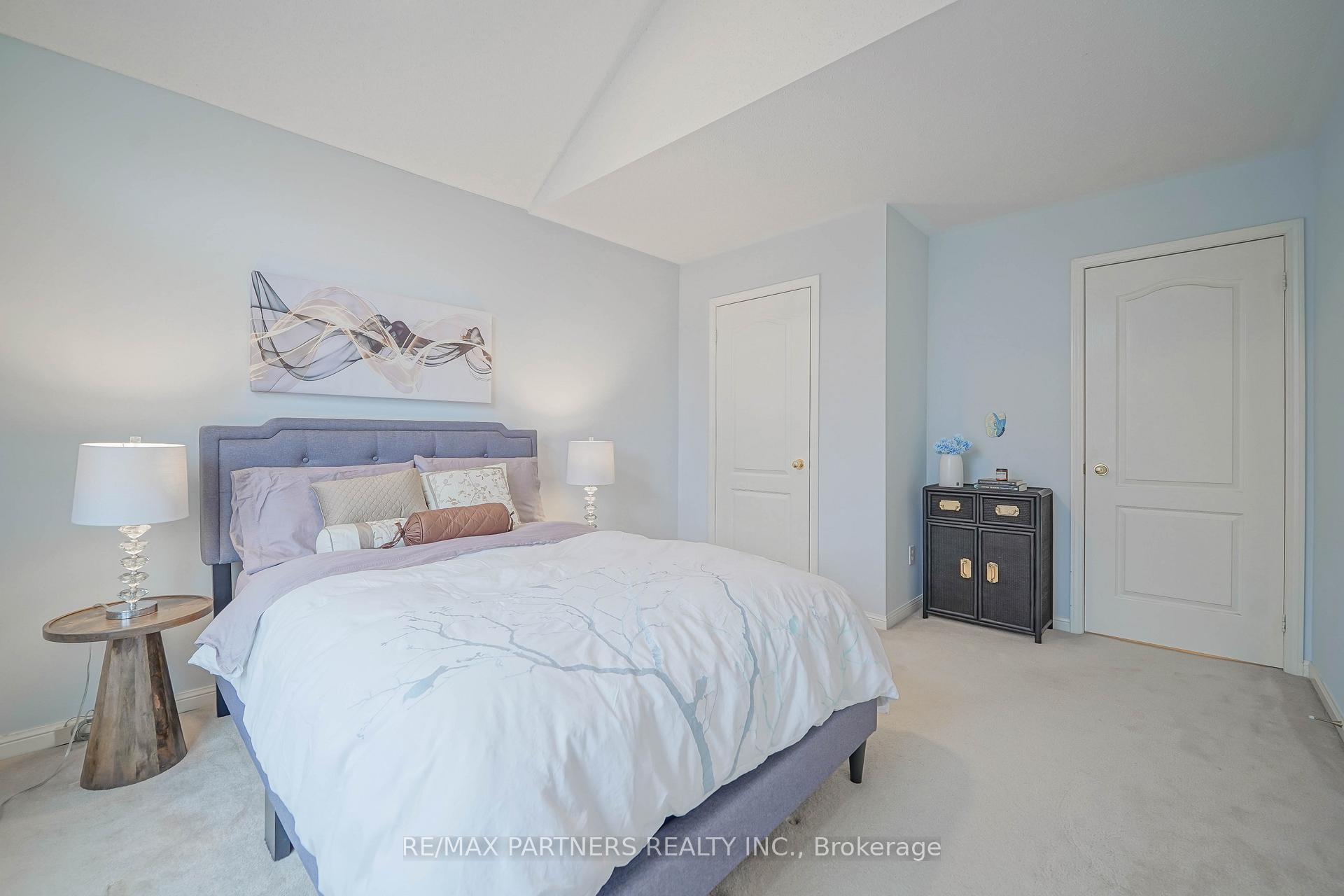 Photo 14 of 4 Tower Bridge Crescent, Markham, Berczy — HOMEH