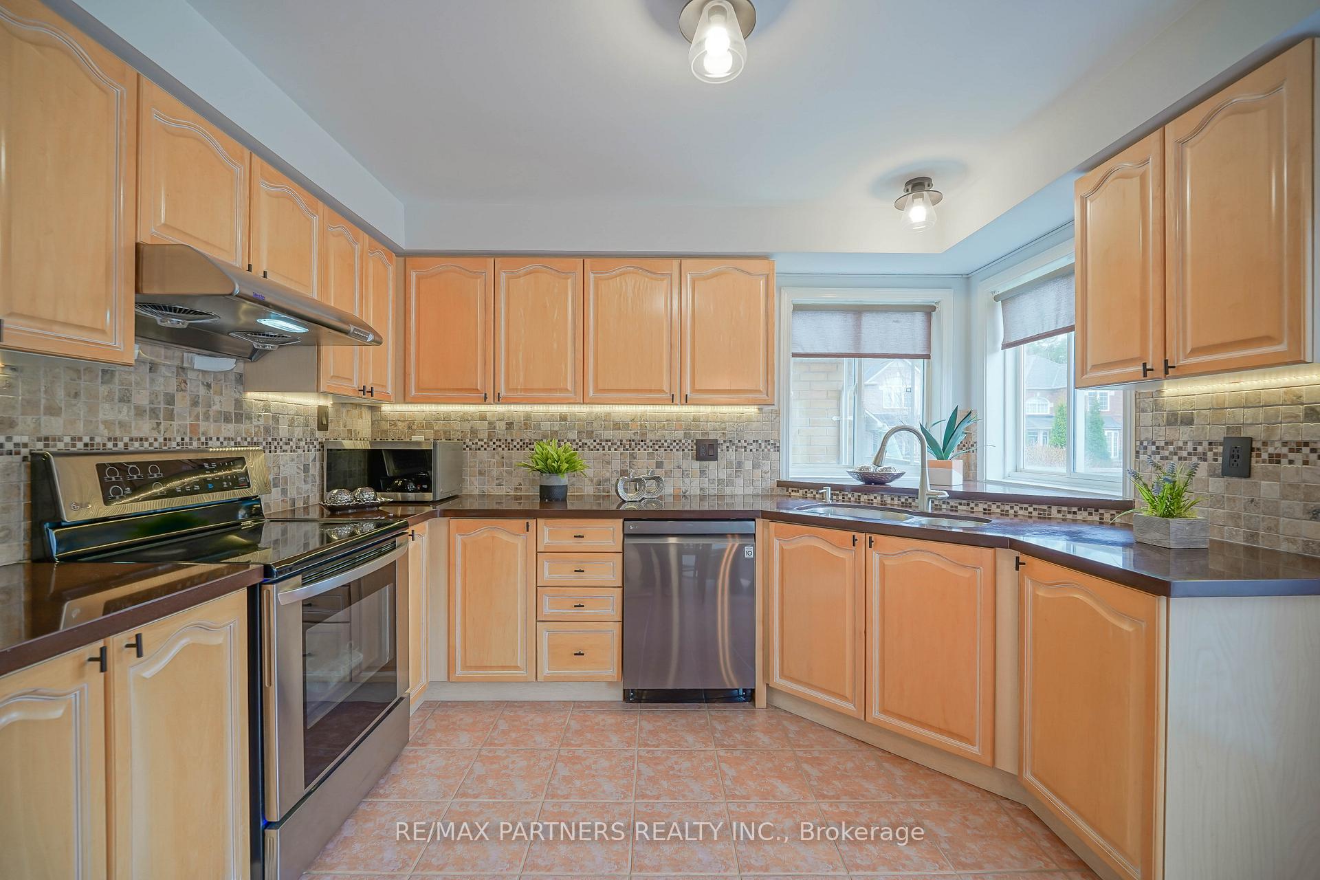 Photo 25 of 4 Tower Bridge Crescent, Markham, Berczy — HOMEH