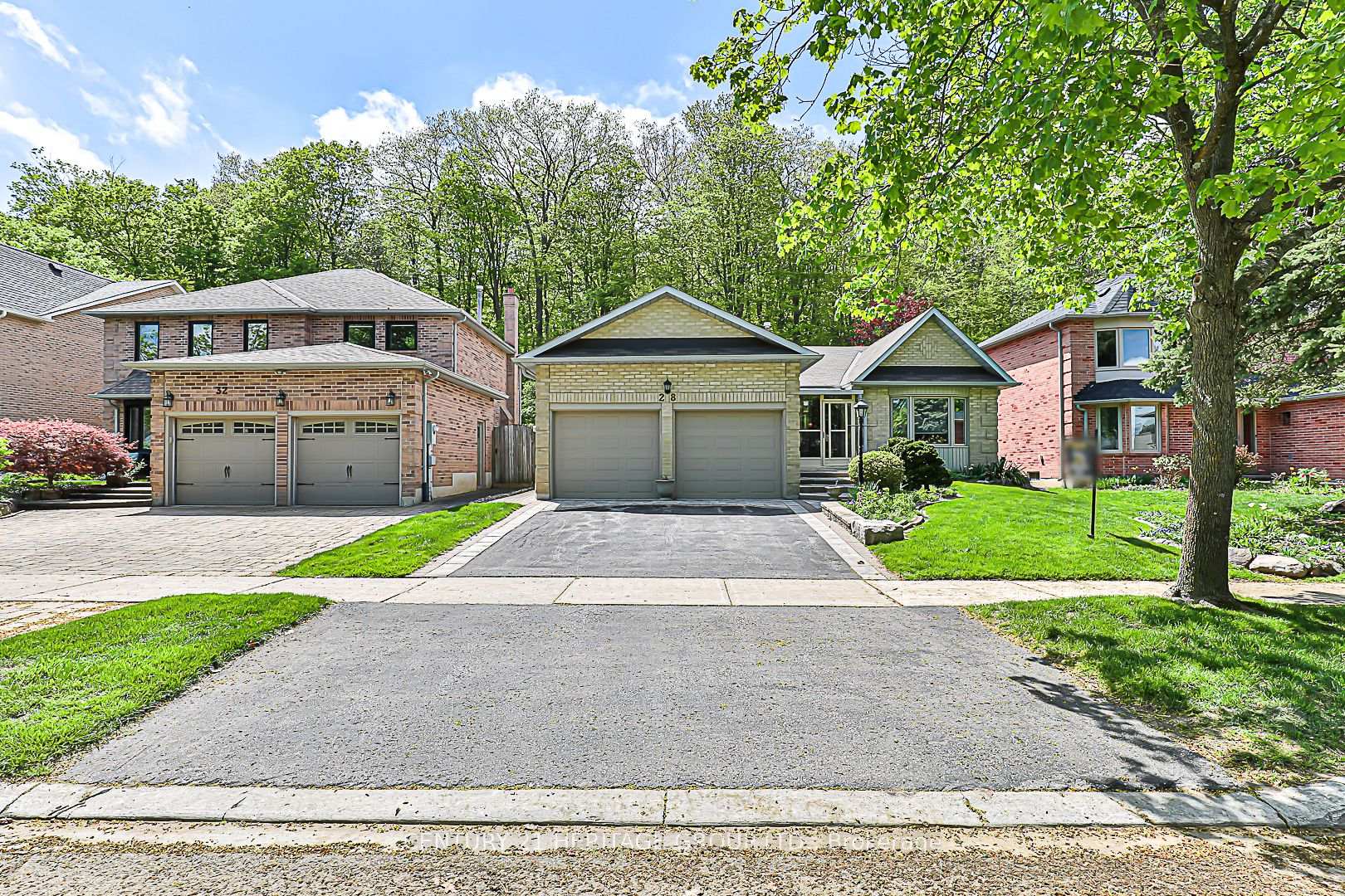 Photo 2 of 28 Spence Drive, Aurora, Aurora Highlands — HOMEH