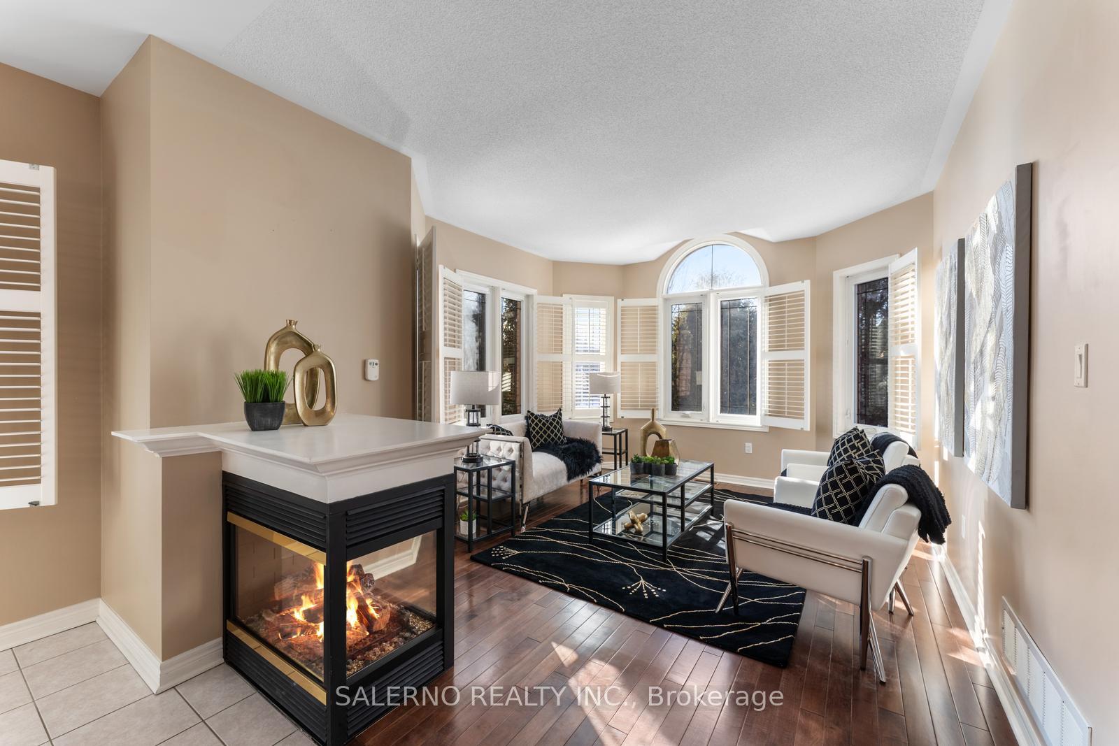 Photo 5 of 521 Cunningham Drive, Vaughan, Maple — HOMEH