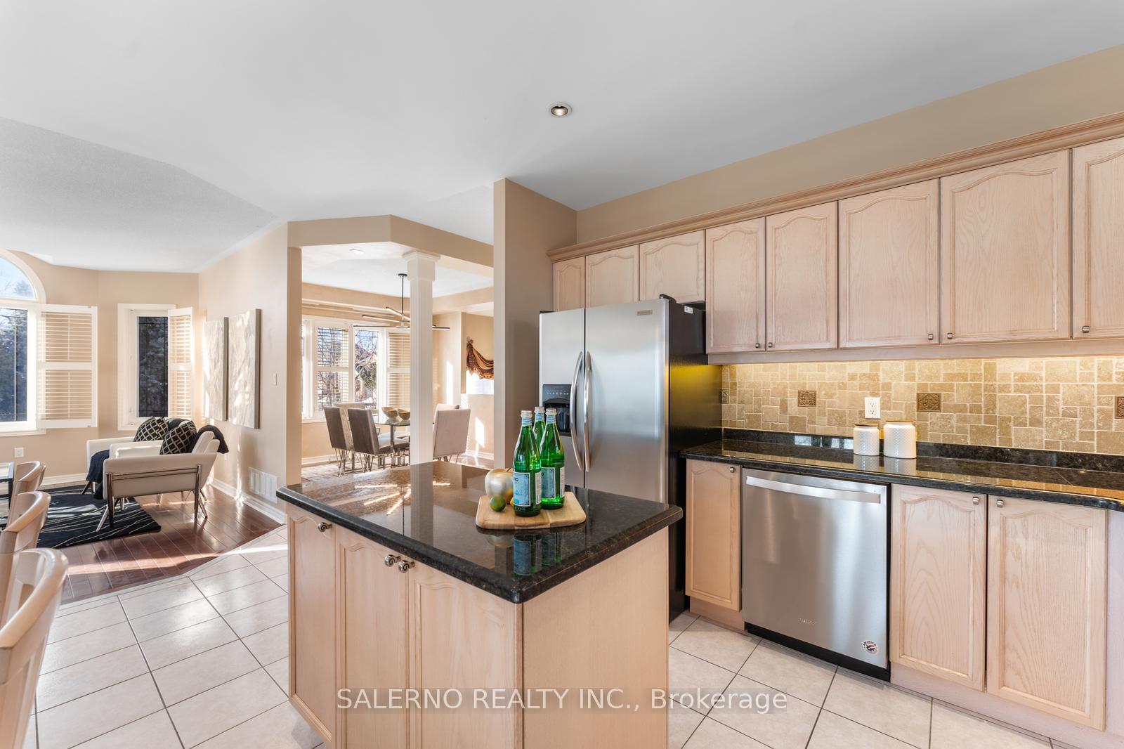 Photo 7 of 521 Cunningham Drive, Vaughan, Maple — HOMEH