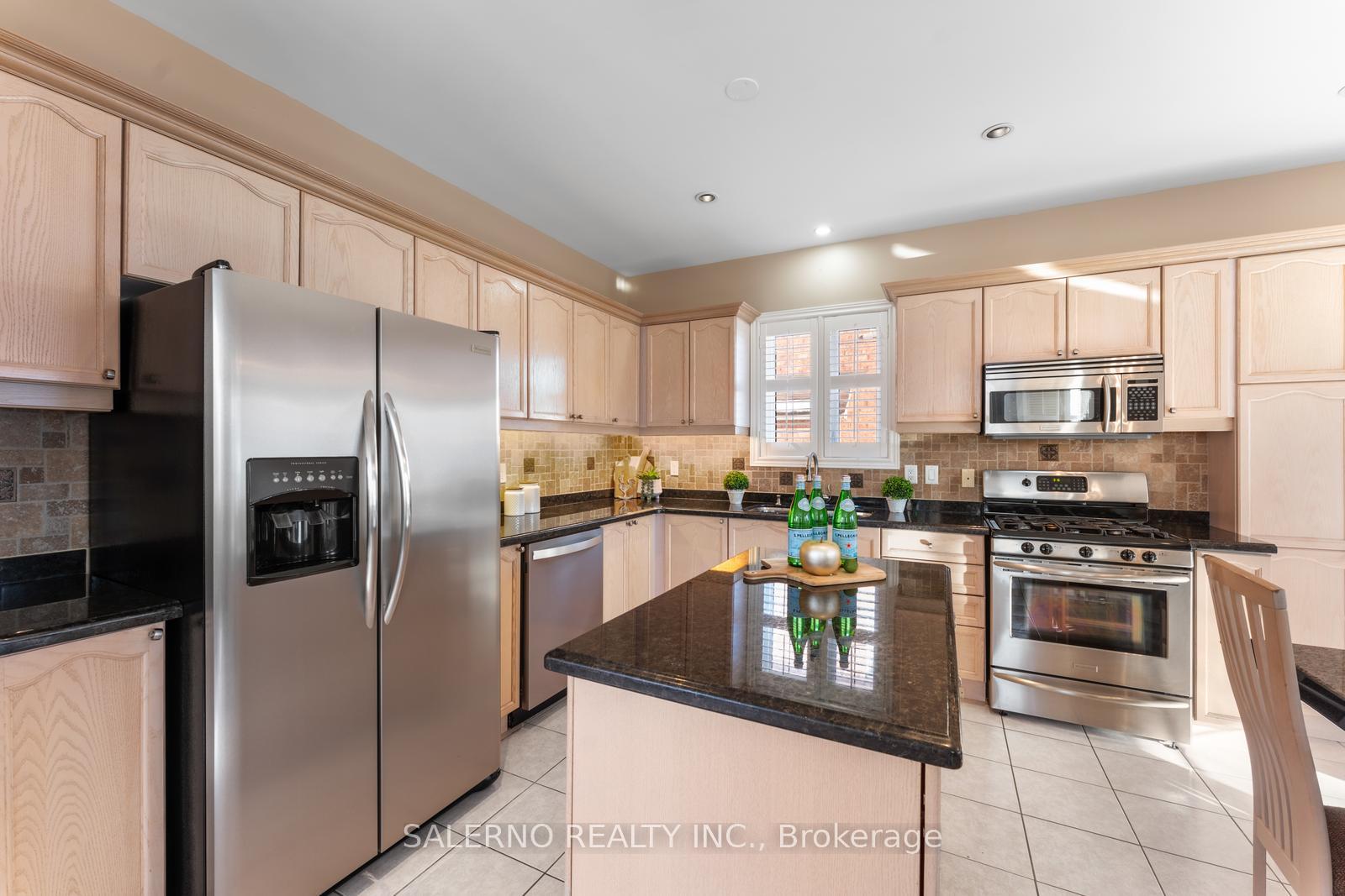 Photo 13 of 521 Cunningham Drive, Vaughan, Maple — HOMEH