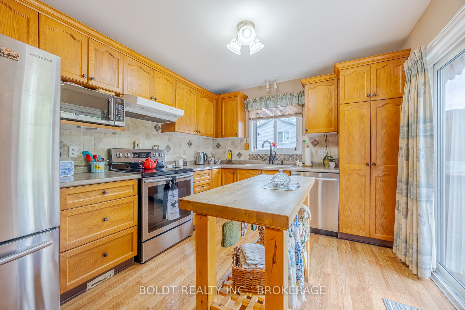 Photo 3 of 33 Foxtail Avenue S, Welland, West Welland — HOMEH