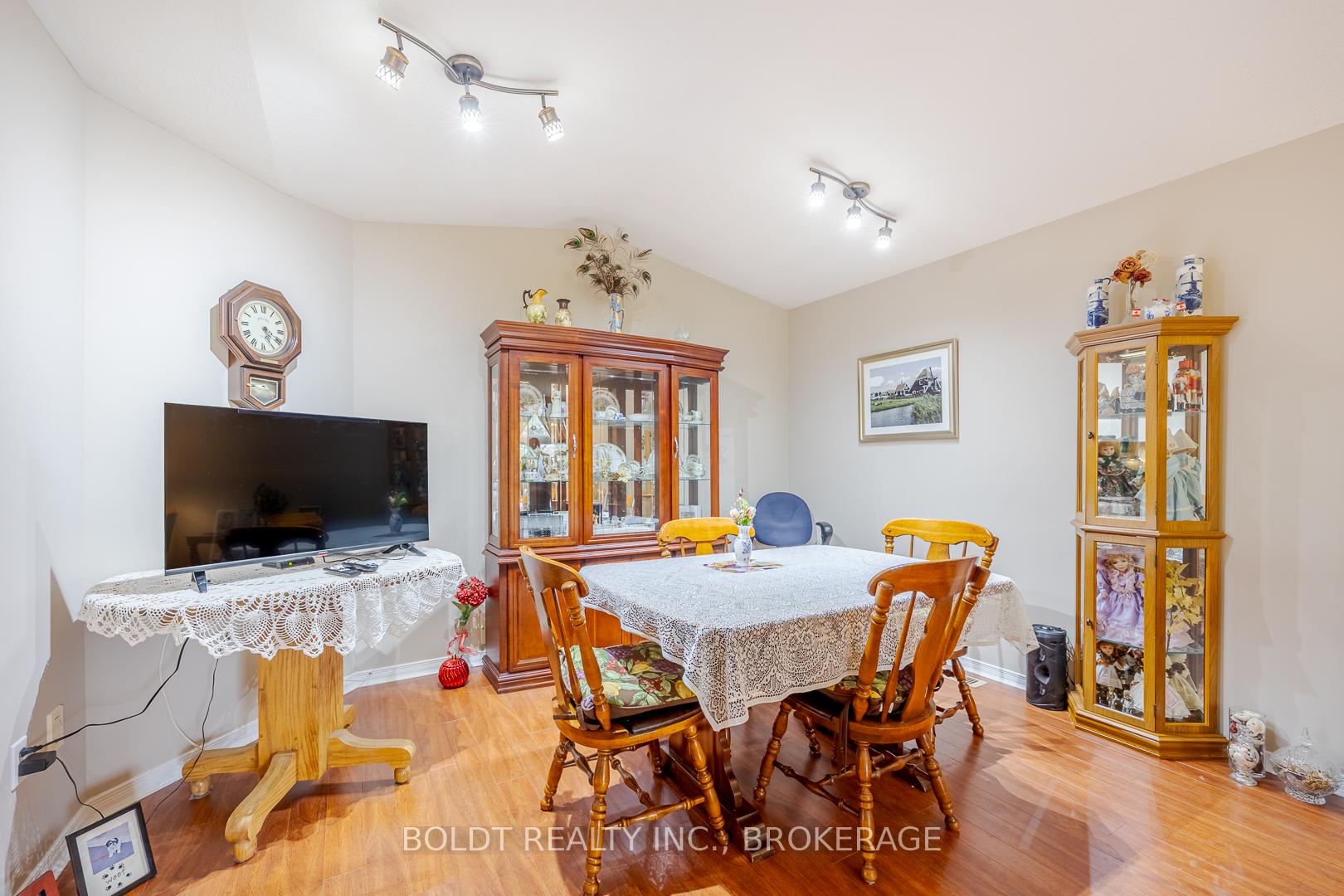 Photo 7 of 33 Foxtail Avenue S, Welland, West Welland — HOMEH