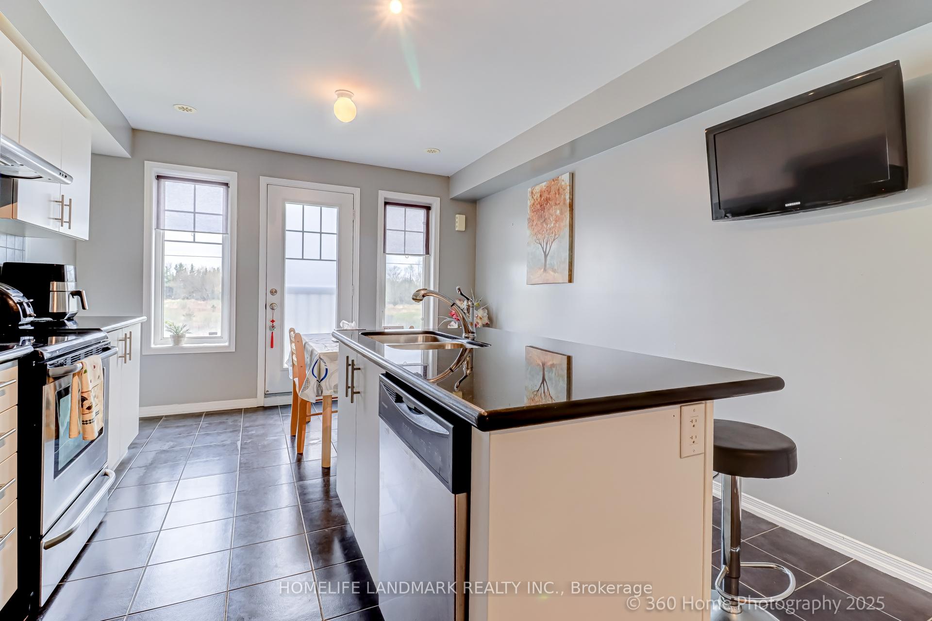 Photo 3 of 5293 Major Mackenzie Drive E, Markham, Berczy — HOMEH