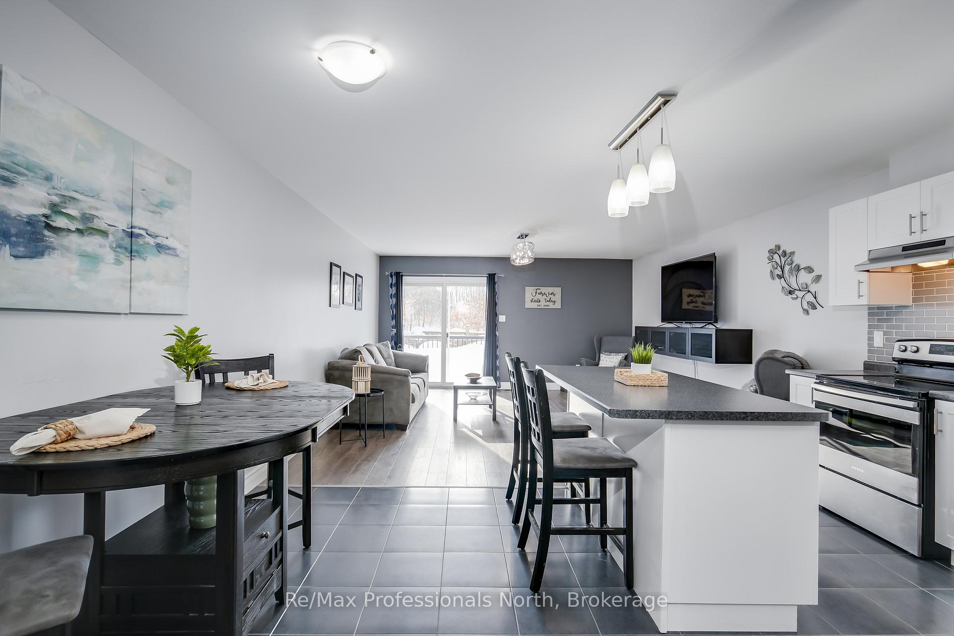 Photo 5 of 283 Pine Street, Gravenhurst, Muskoka (S) — HOMEH
