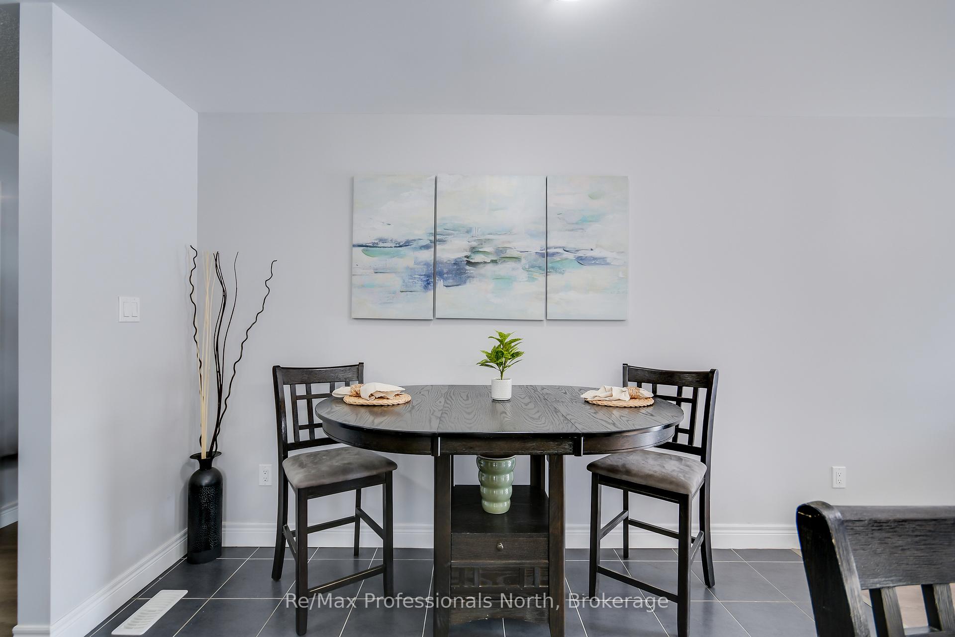Photo 8 of 283 Pine Street, Gravenhurst, Muskoka (S) — HOMEH
