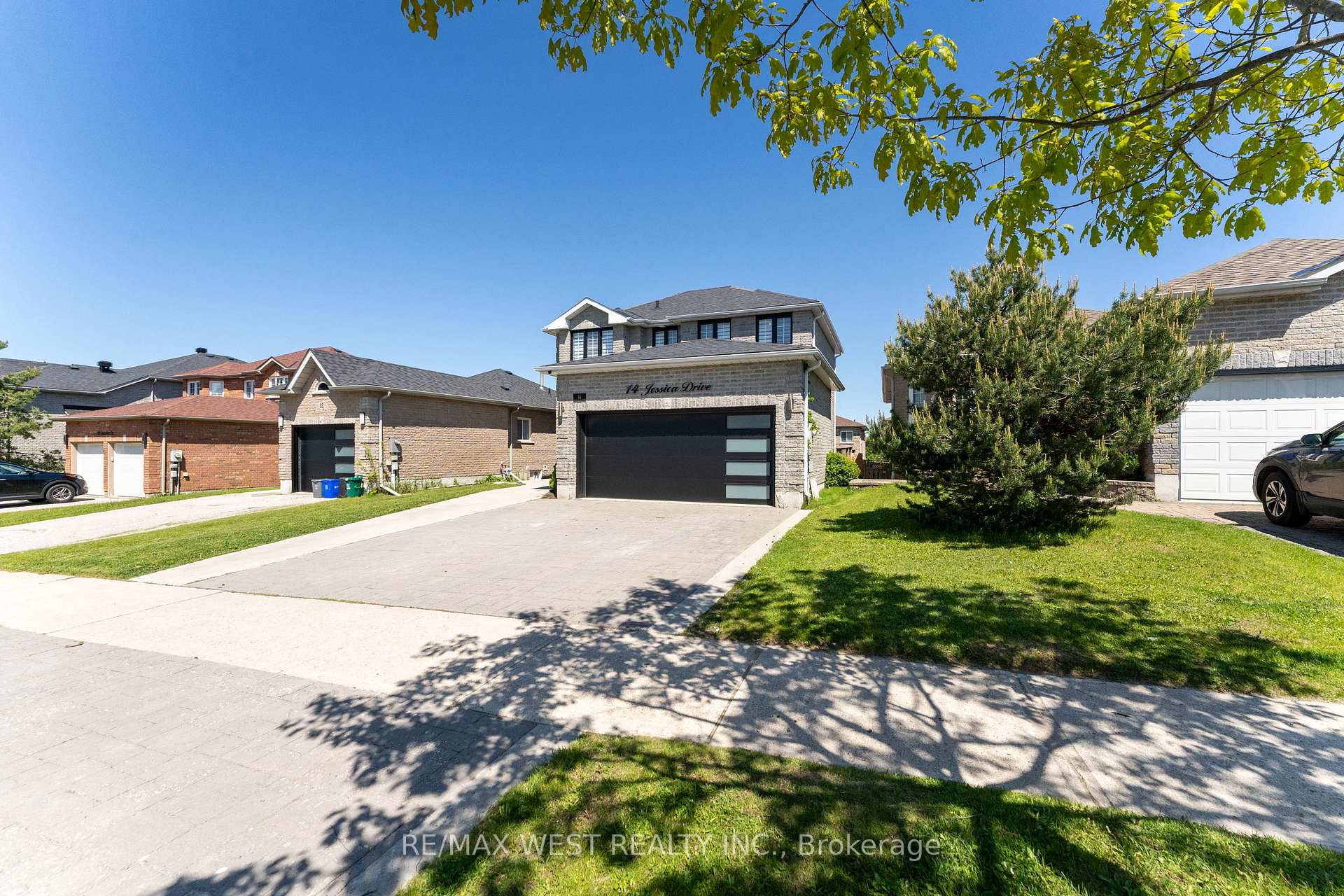 Photo 3 of 14 Jessica Drive, Barrie, Painswick South — HOMEH