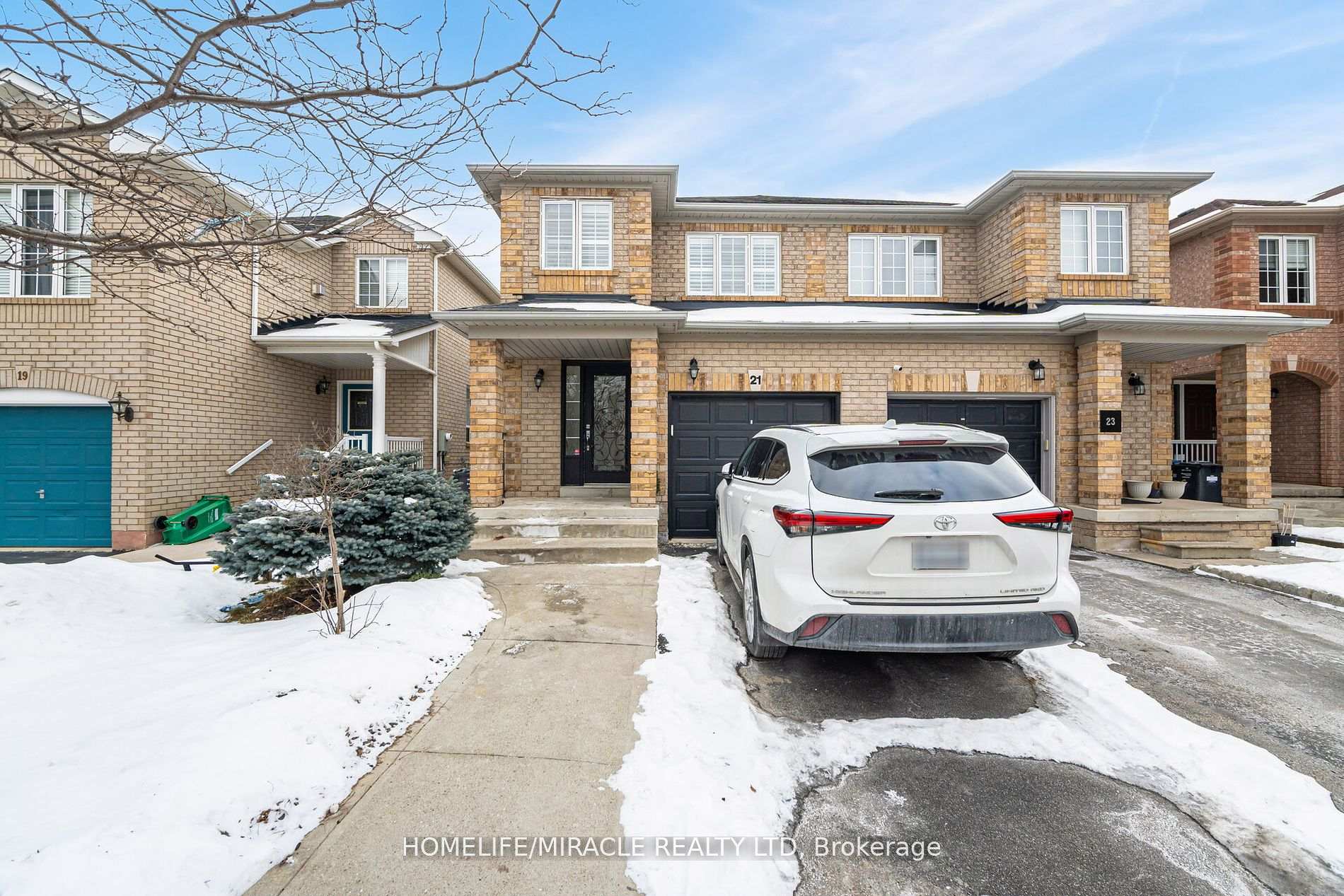 Photo 2 of 21 Roadmaster Lane, Brampton, Fletcher's Meadow — HOMEH