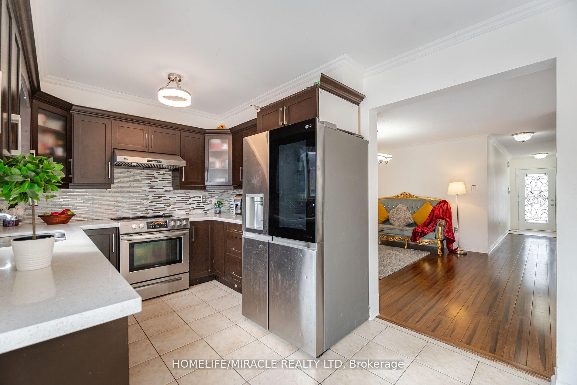 Photo 10 of 21 Roadmaster Lane, Brampton, Fletcher's Meadow — HOMEH