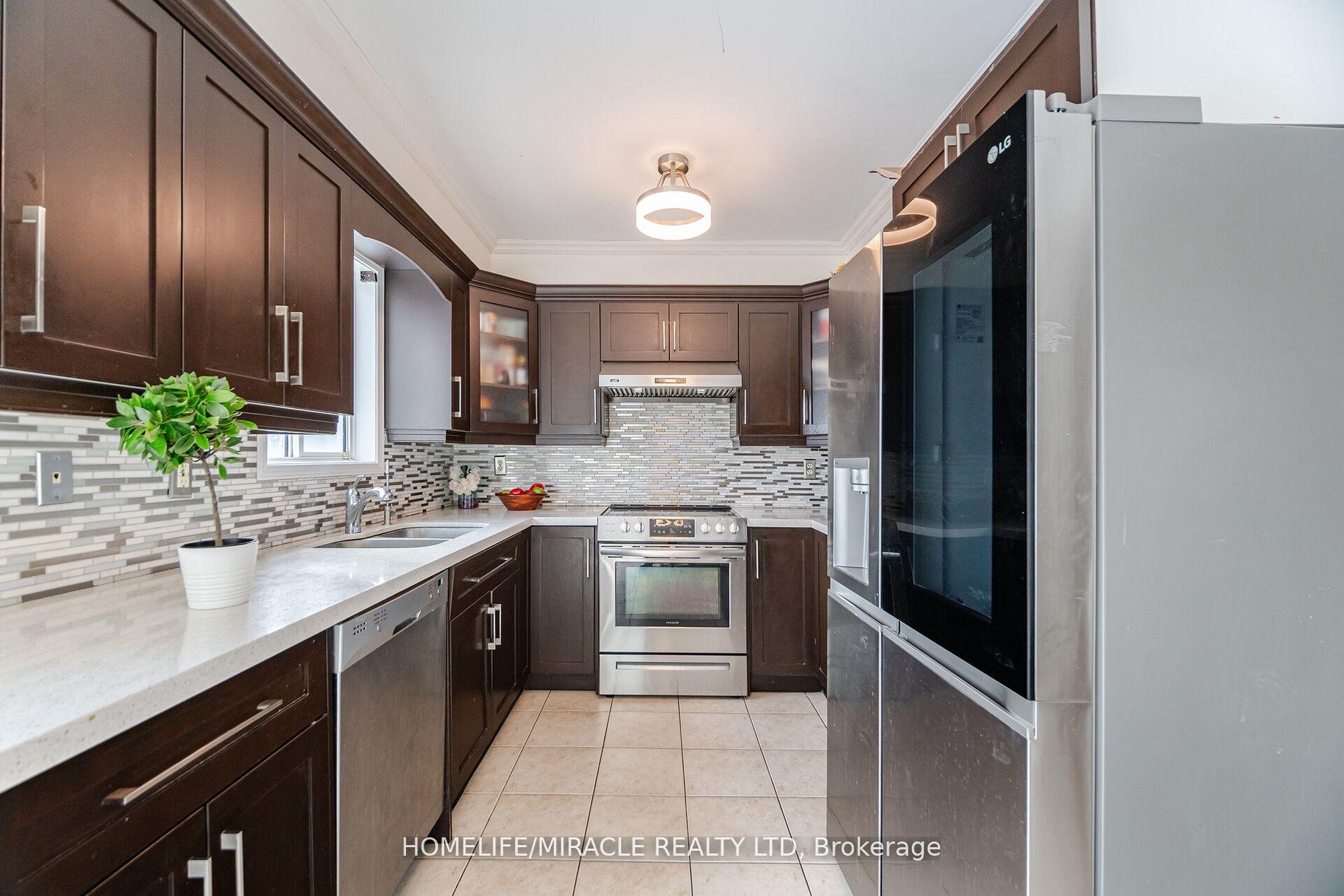 Photo 13 of 21 Roadmaster Lane, Brampton, Fletcher's Meadow — HOMEH