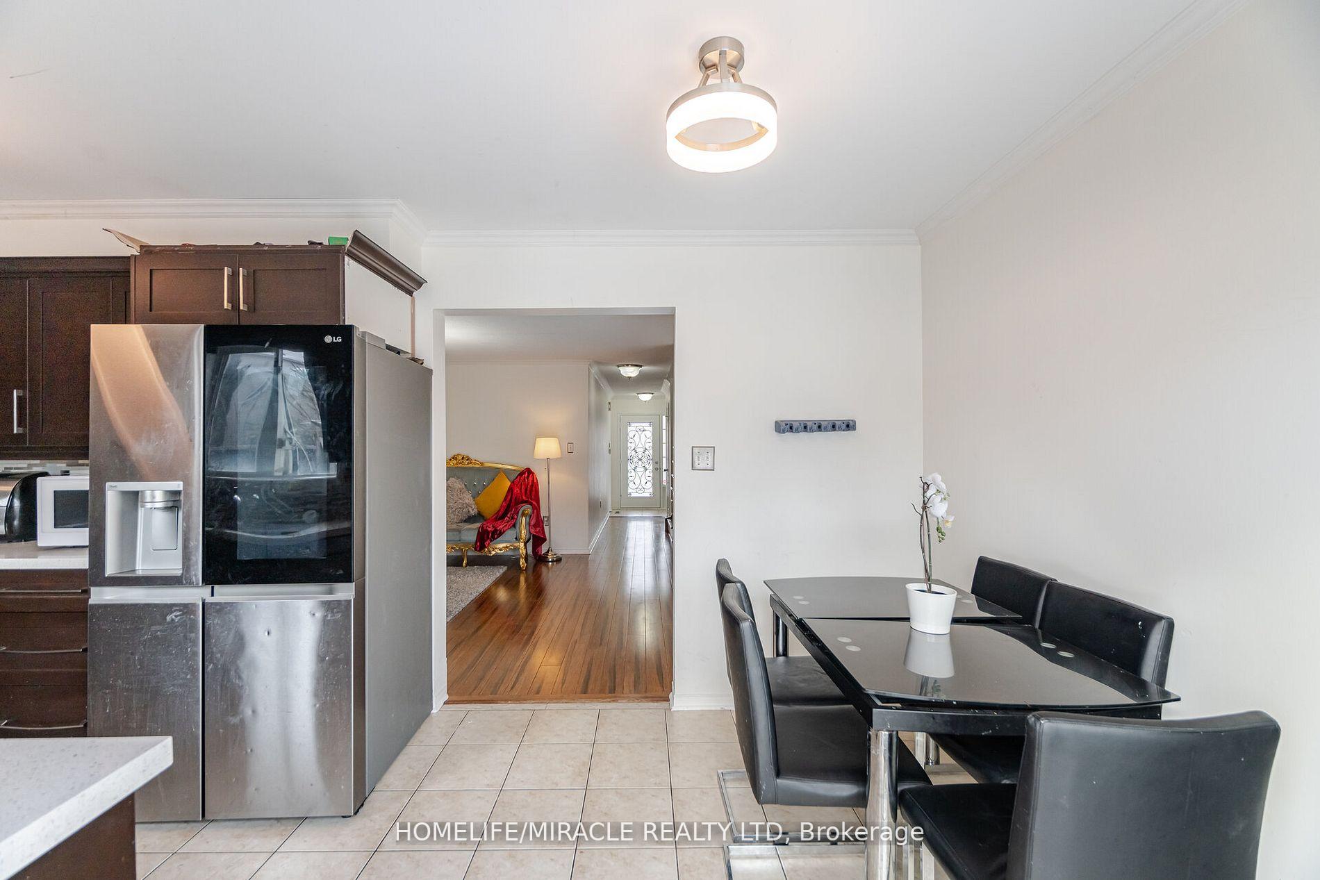 Photo 14 of 21 Roadmaster Lane, Brampton, Fletcher's Meadow — HOMEH